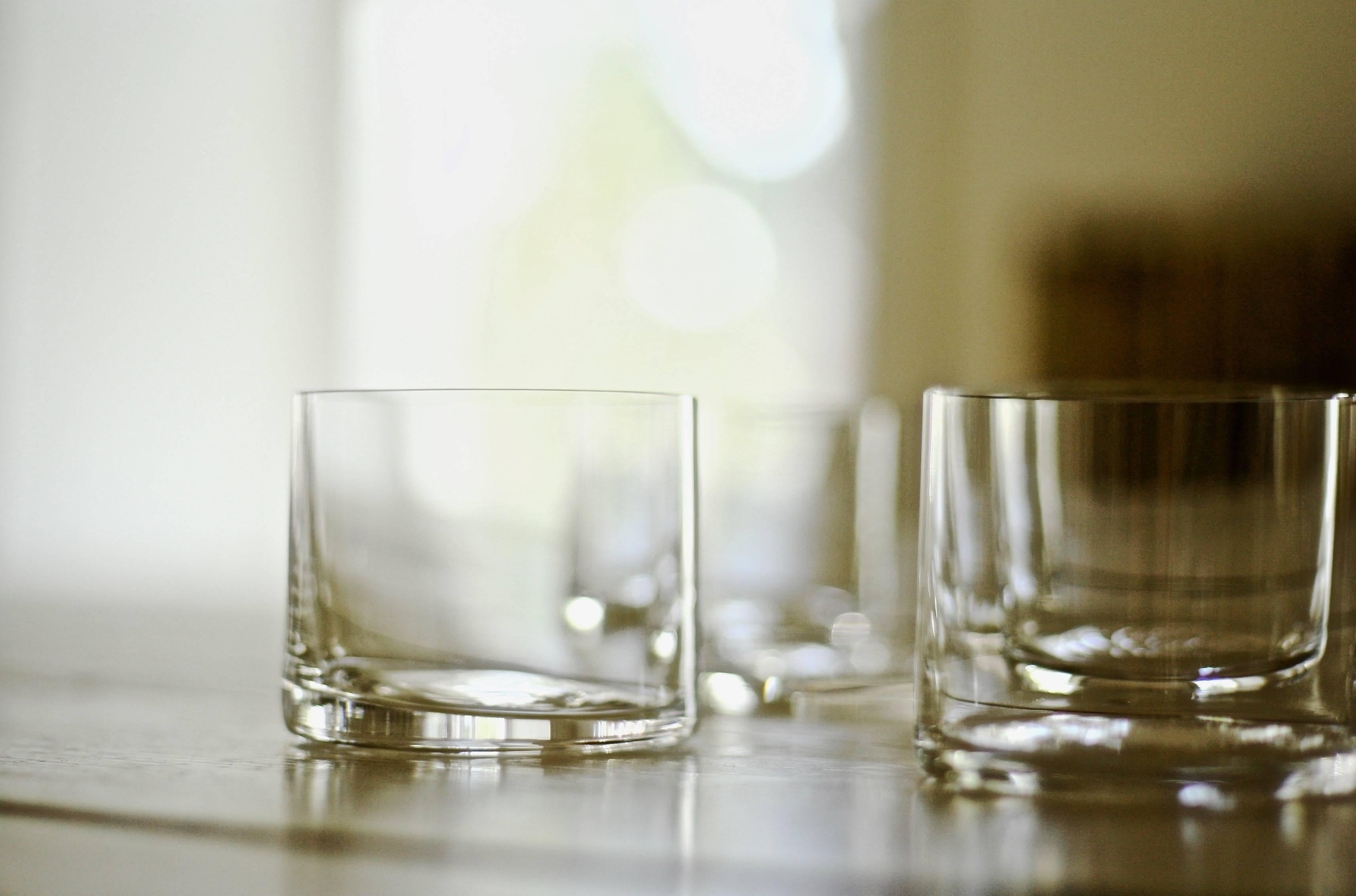 Lancés avec Takashimaya en 1999, ces verres à pied en cristal soufflé à la main sont devenus un classique moderne. Chaque pièce de Deborah Ehrlich est conçue pour la force et la clarté extraordinaires du cristal suédois. La simplicité du design, la