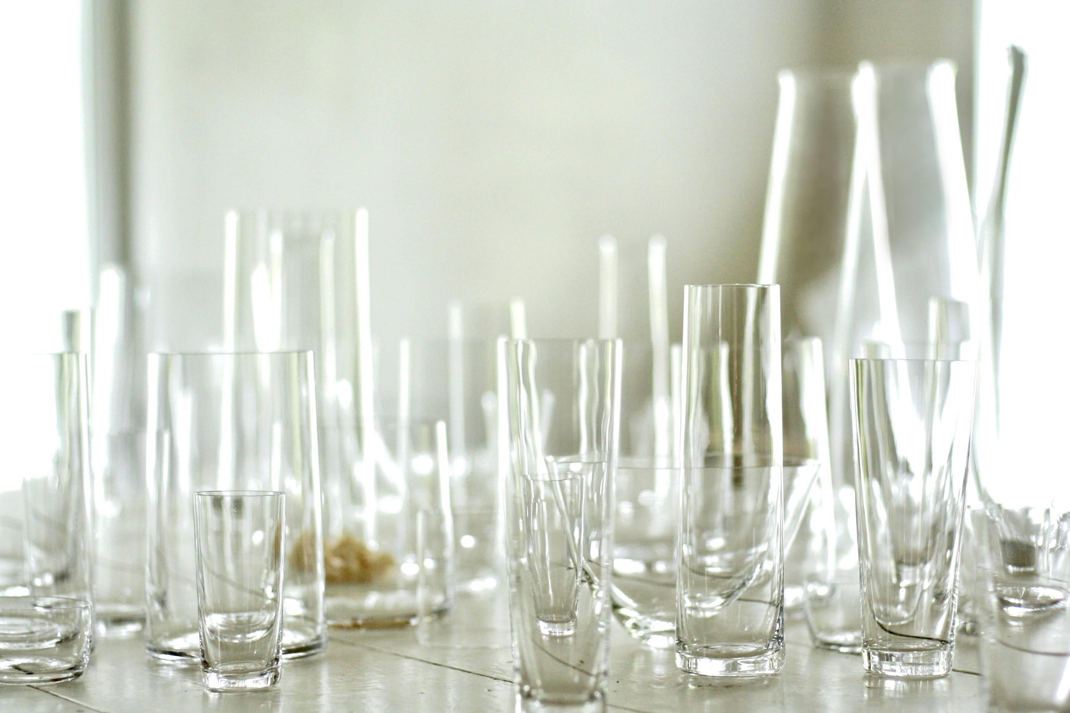 Set von 12 einfachen Kristall-Berggläsern von Deborah Ehrlich, mundgeblasen in Schweden im Zustand „Neu“ im Angebot in Accord, NY