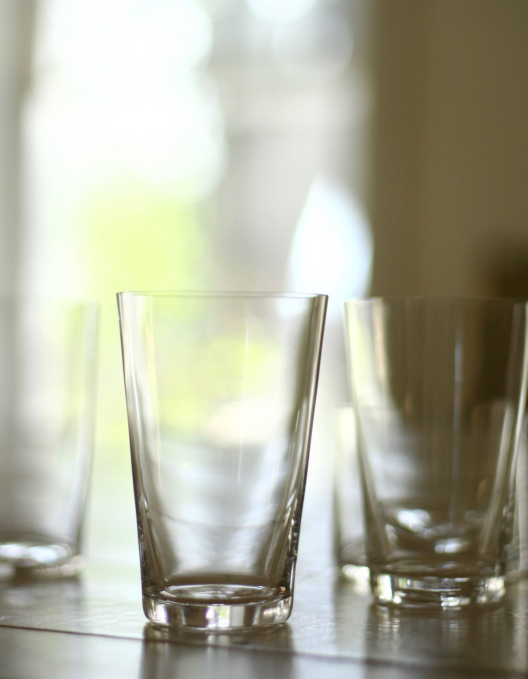 Lancés avec Takashimaya en 1999, ces verres à vin blanc en cristal soufflé à la bouche sont devenus un classique moderne. Chaque pièce de Deborah Ehrlich est conçue pour l'extraordinaire force et clarté du cristal suédois. La simplicité du design,