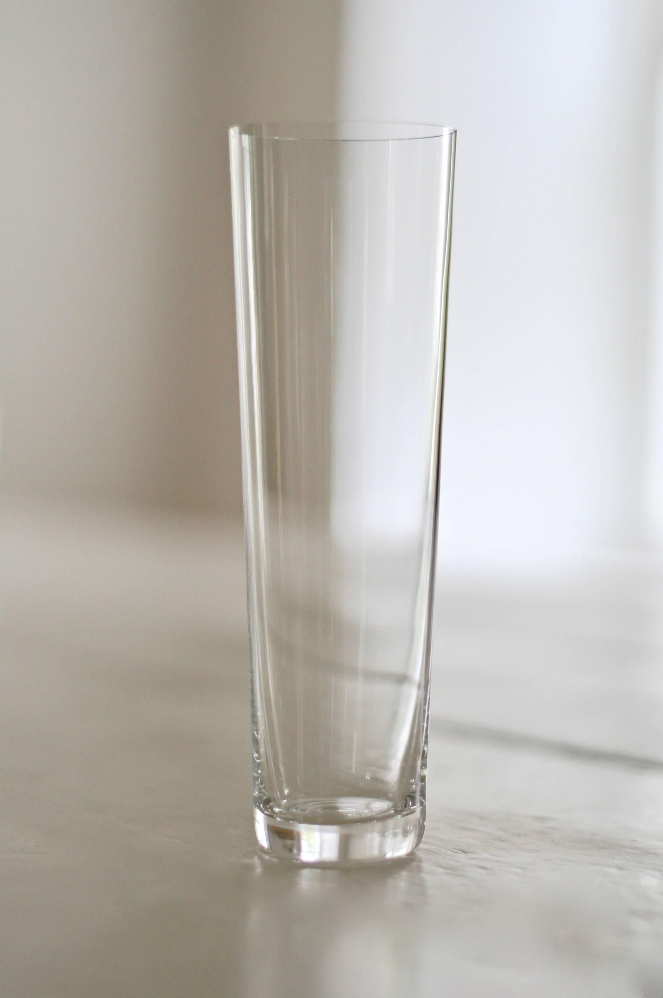 Lancés avec Takashimaya en 1999, ces verres à champagne en cristal soufflé à la bouche sont devenus un classique moderne.Chaque pièce de Deborah Ehrlich est conçue pour l'extraordinaire force et clarté du cristal suédois. La simplicité du design, la