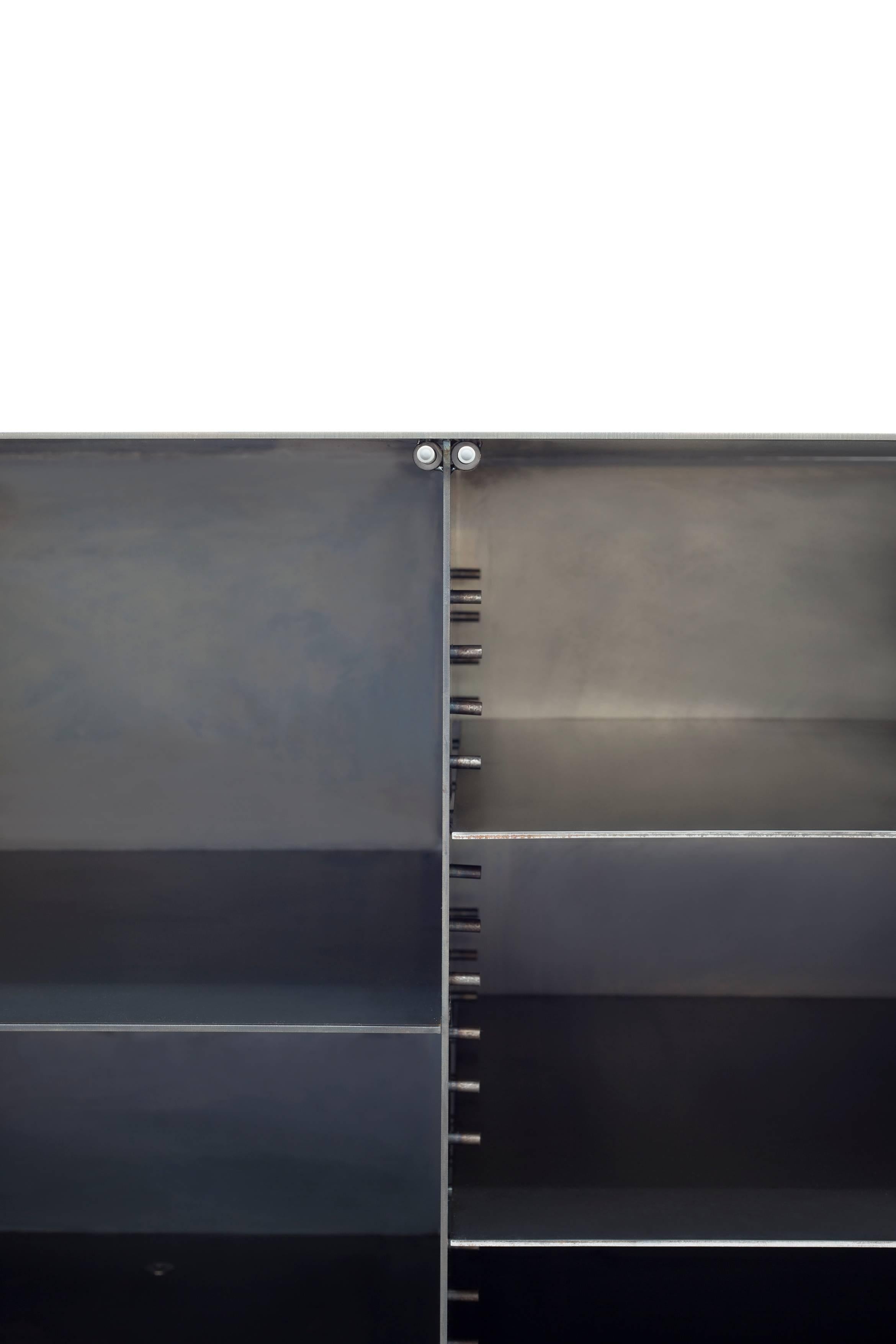 Anrichte, Schrank oder Sideboard in anpassbarem Satin-Kupfer-Stahlblech (Geschwärzt) im Angebot