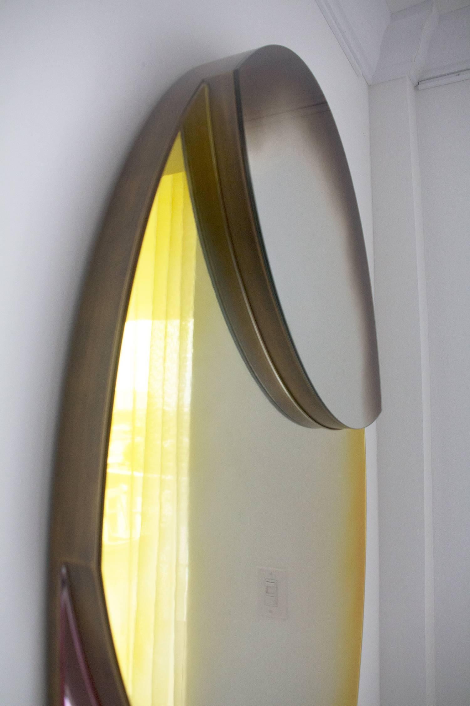 TRIO. Skulpturaler ovaler Wandspiegel in Mischtechnik  (Handbemalt) im Angebot