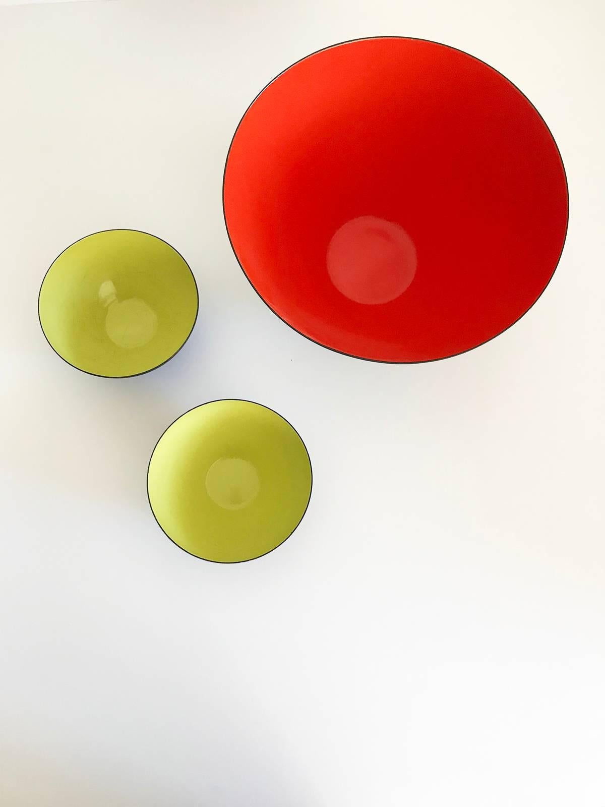 Stunning and vibrant primary colored enamel bowls. Made in Denmark by Krenit, designed by Herbert Krenchel. Classic Scandinavian iconic pieces. Add a pop of color to your kitchen. Very minimal signs or wear on enamel, circa 1954. Matte black