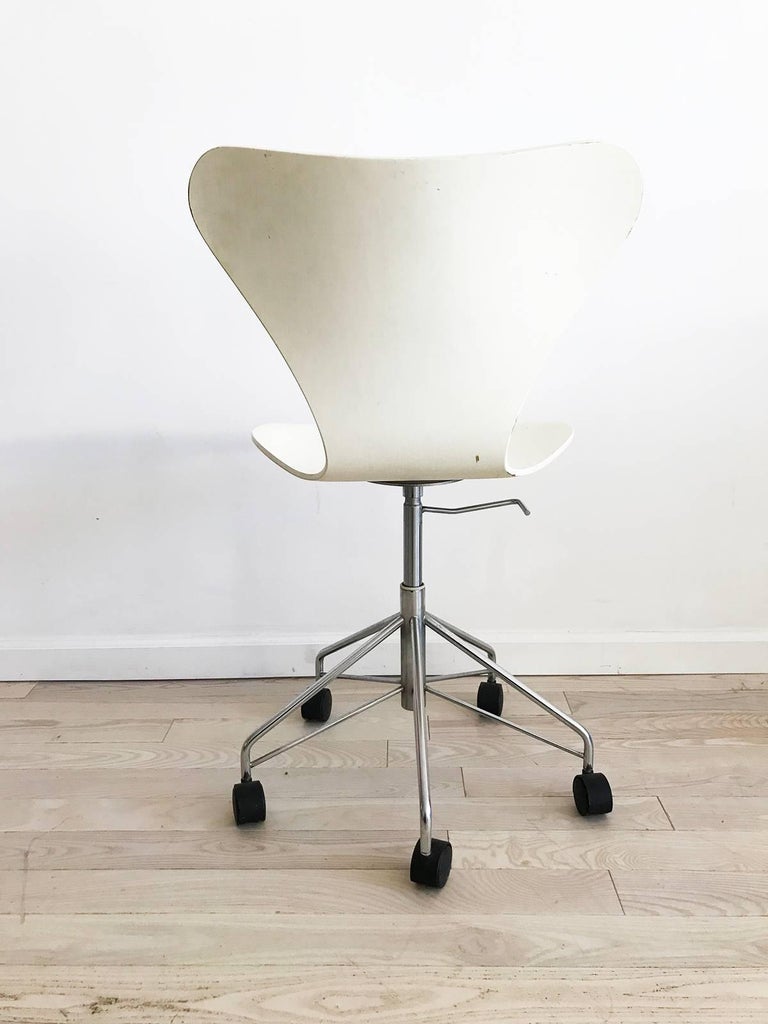 Arne Jacobsen For Fritz Hansen Danish 3117 White Bentwood Swivel Scandinavian Modern Arne Jacobsen For Fritz Hansen Danish 3117 White Bentwood Swivel Desk Chair