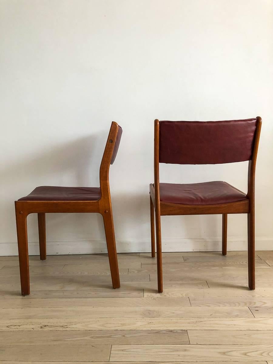 Pair of midcentury teak and genuine cow leather dining chairs in cognac leather. The leather is buttery soft and in great condition. Teak frames in excellent condition.
Seat height 18