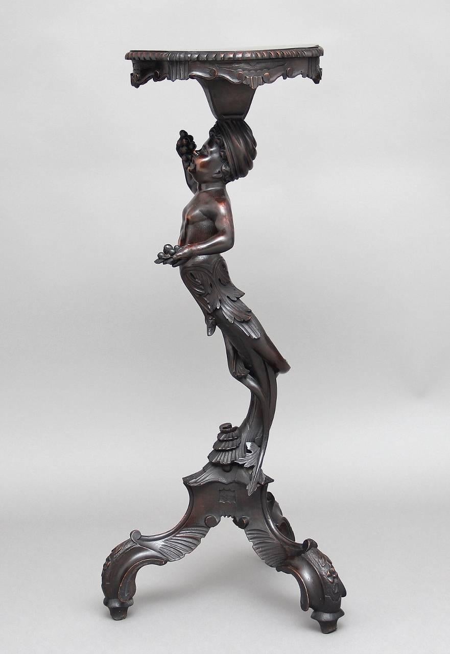 Torchère italienne du 19ème siècle en noyer sculpté Bon état - En vente à Martlesham, GB