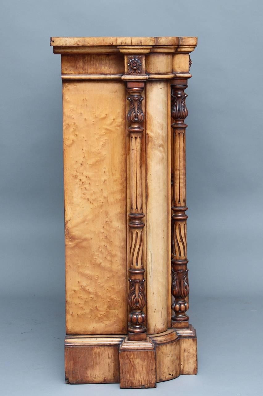 Vogelaugenahorn-Schrank aus dem 19. Jahrhundert (Mittleres 19. Jahrhundert) im Angebot