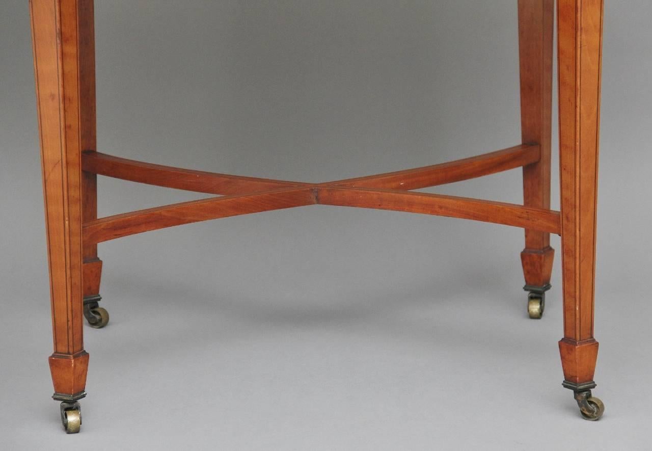 Table centrale en bois de satin du XIXe siècle en vente 1