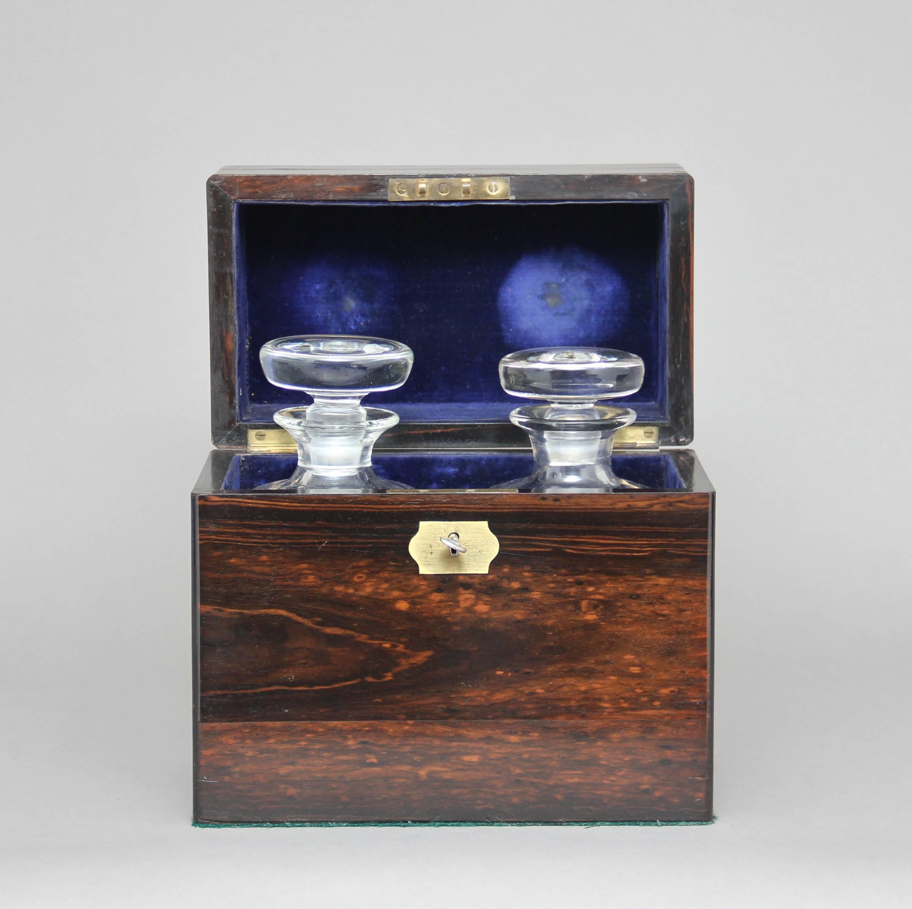 Une belle boîte à décanter de qualité du 19ème siècle en coromandel avec une poignée de transport en laiton encastrée sur le dessus, un écusson en laiton sur le devant et une clé pour la serrure, la boîte contient deux décanteurs en verre qui sont