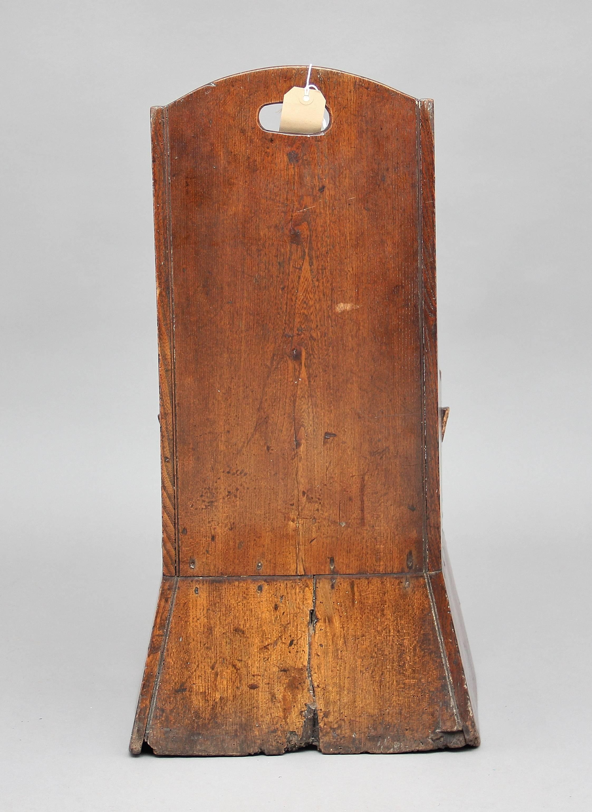 Georgien Chaise d'enfant en orme du 18e siècle en vente