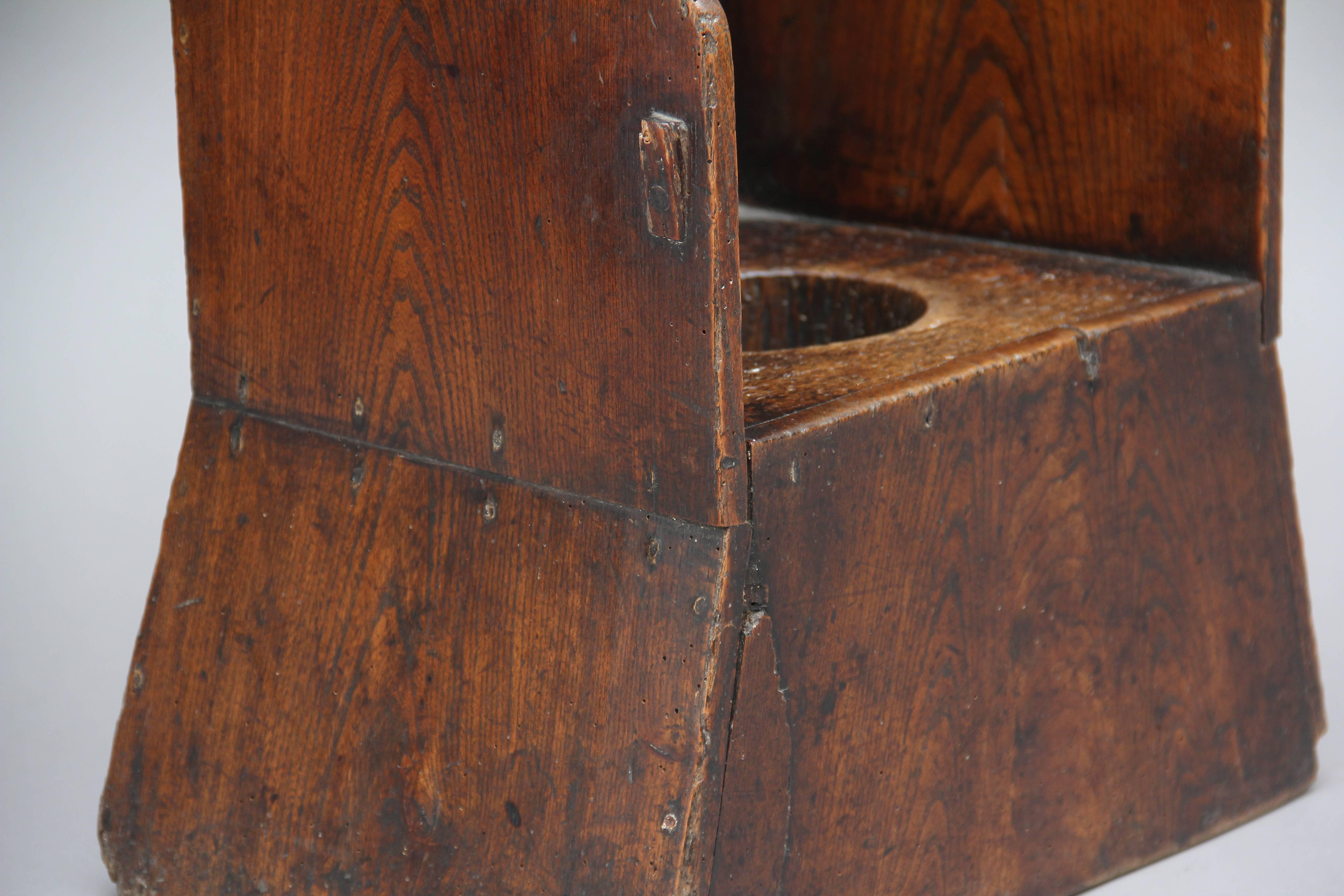 Chaise d'enfant en orme du 18e siècle en vente 1