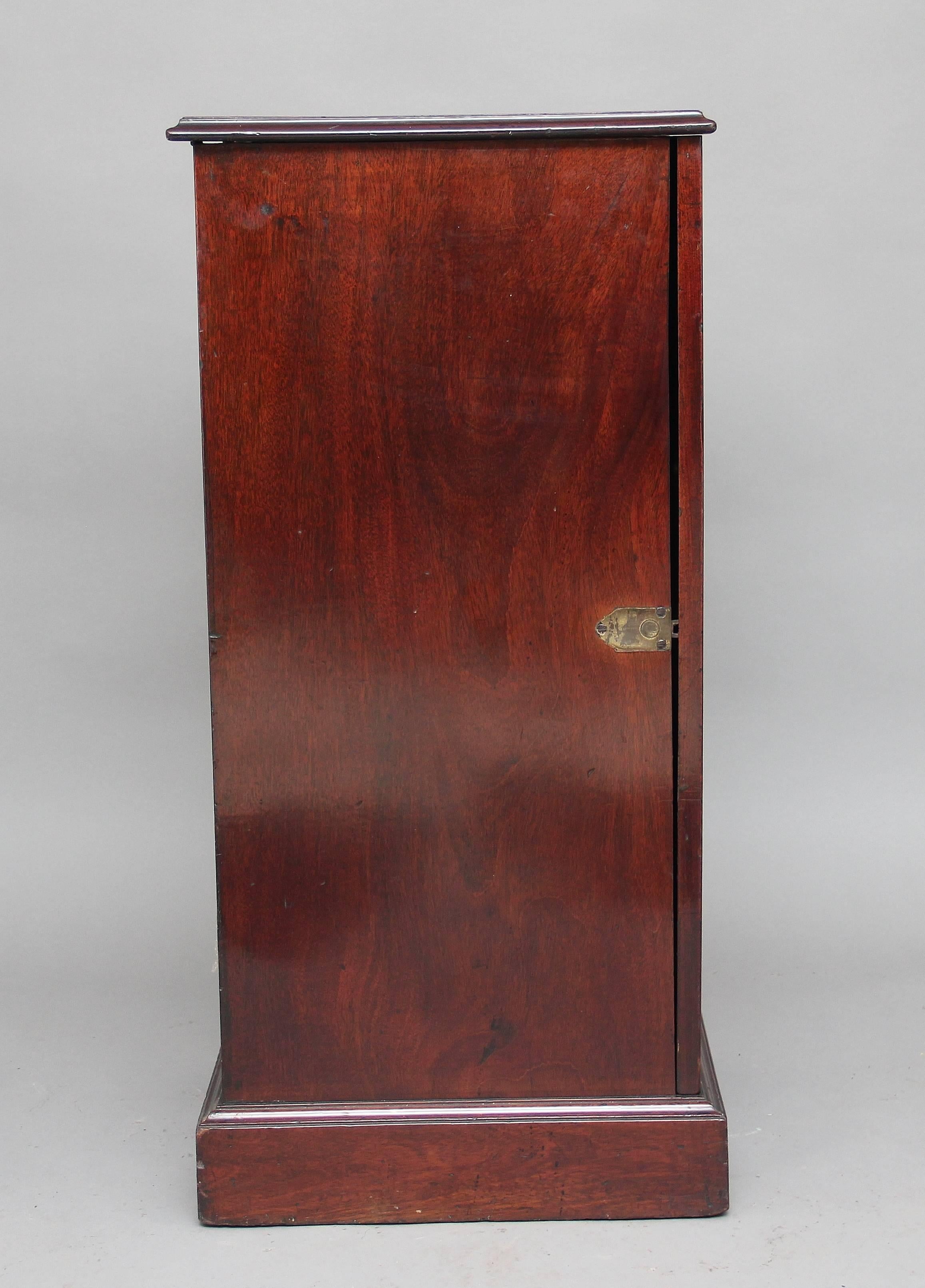 English Early 19th Century Mahogany Wine Cooler Cabinet For Sale