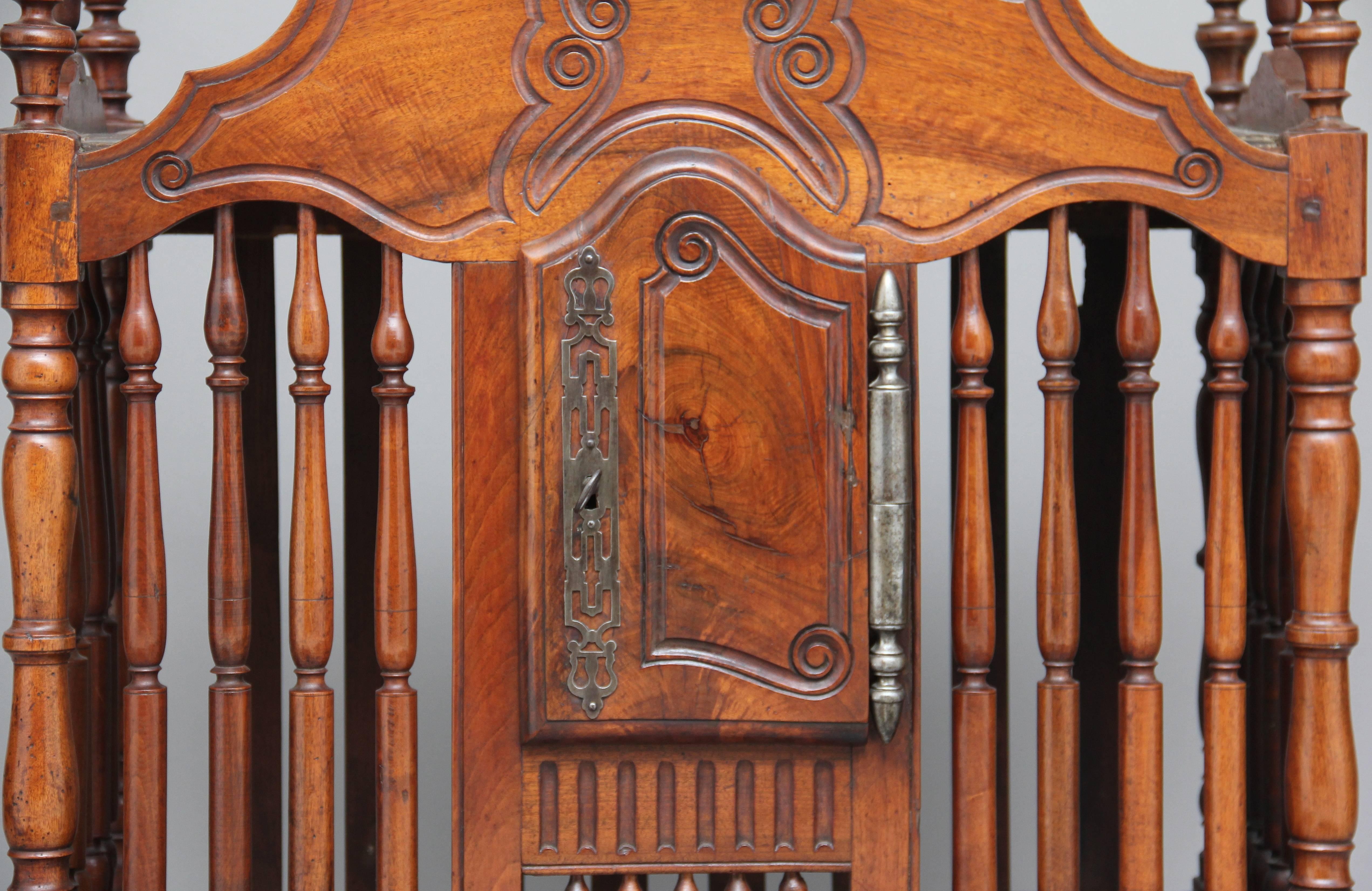 Legno di alberi da frutto Credenza francese del XIX secolo in vendita