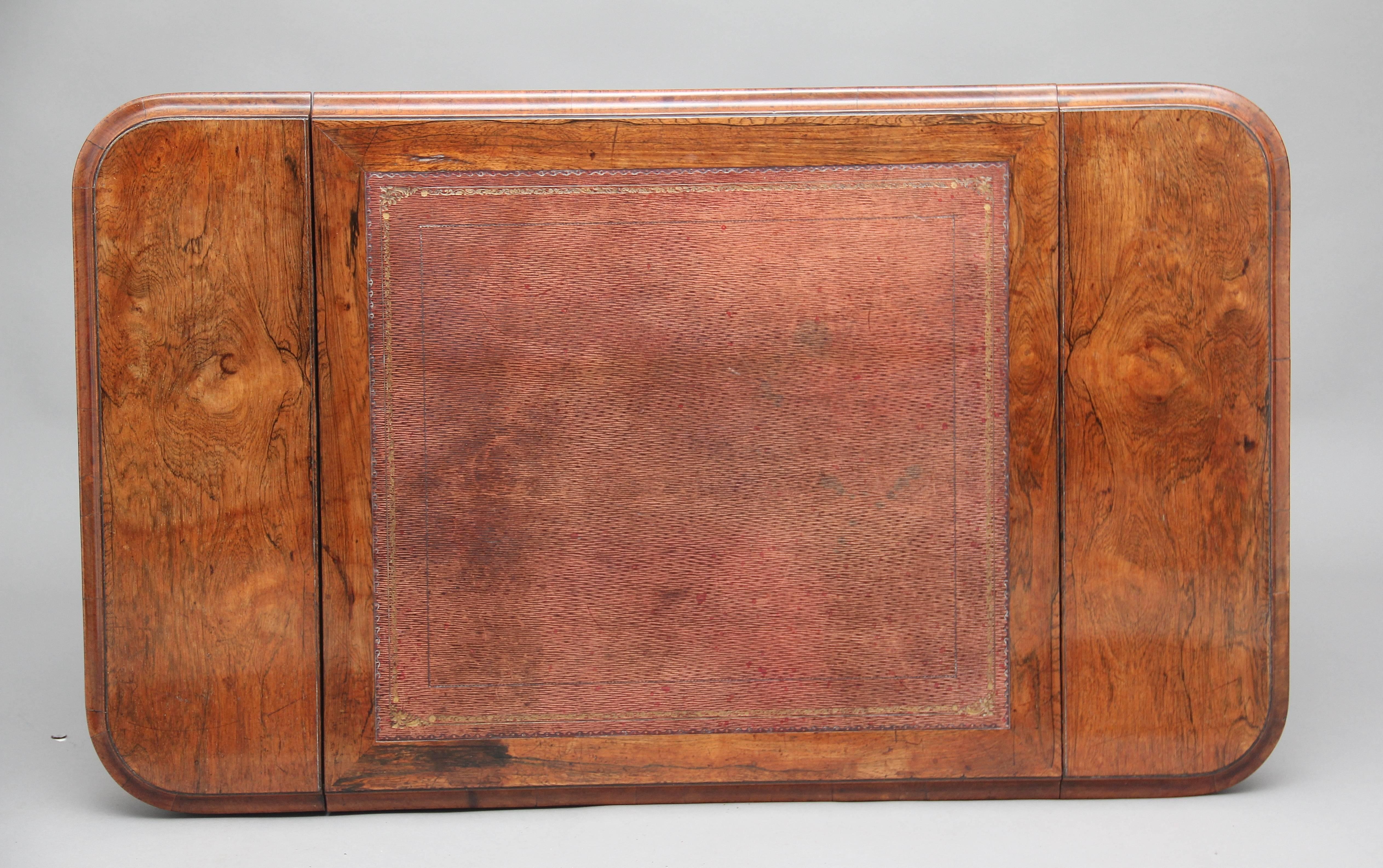 Milieu du XIXe siècle Table à écrire en bois de rose du XIXe siècle en vente