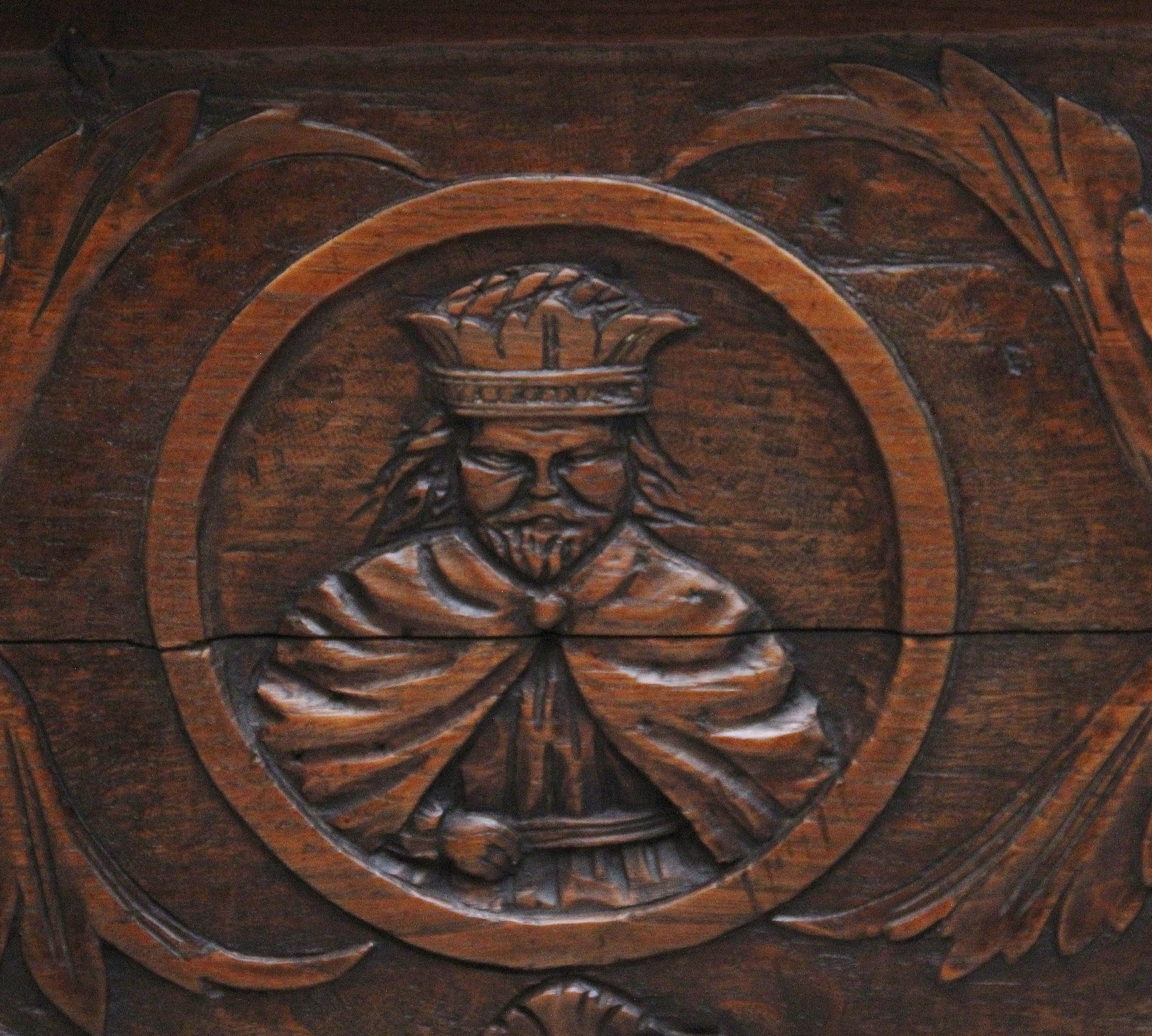 Early 19th Century French carved oak coffer For Sale 3