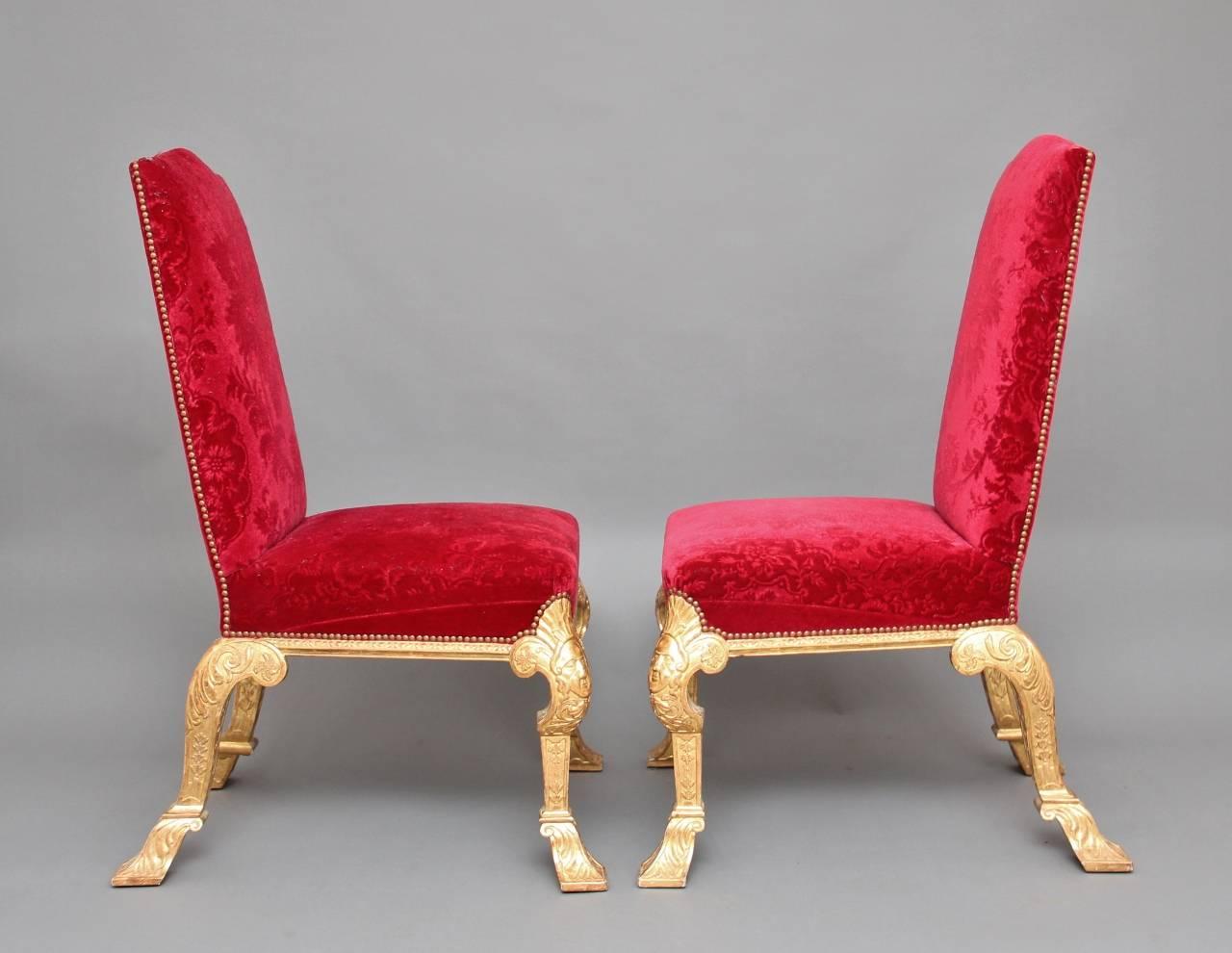 Paar Stühle aus vergoldetem Holz im George-I.-Stil (George I.) im Angebot