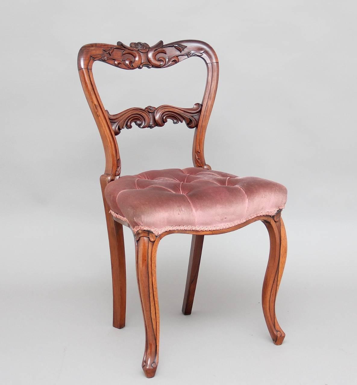 Set di sei sedie da pranzo in legno di palissandro del XIX secolo, con schienali intagliati a fogliame, sedute imbottite e sollevate su gambe a cabriola. circa 1860.