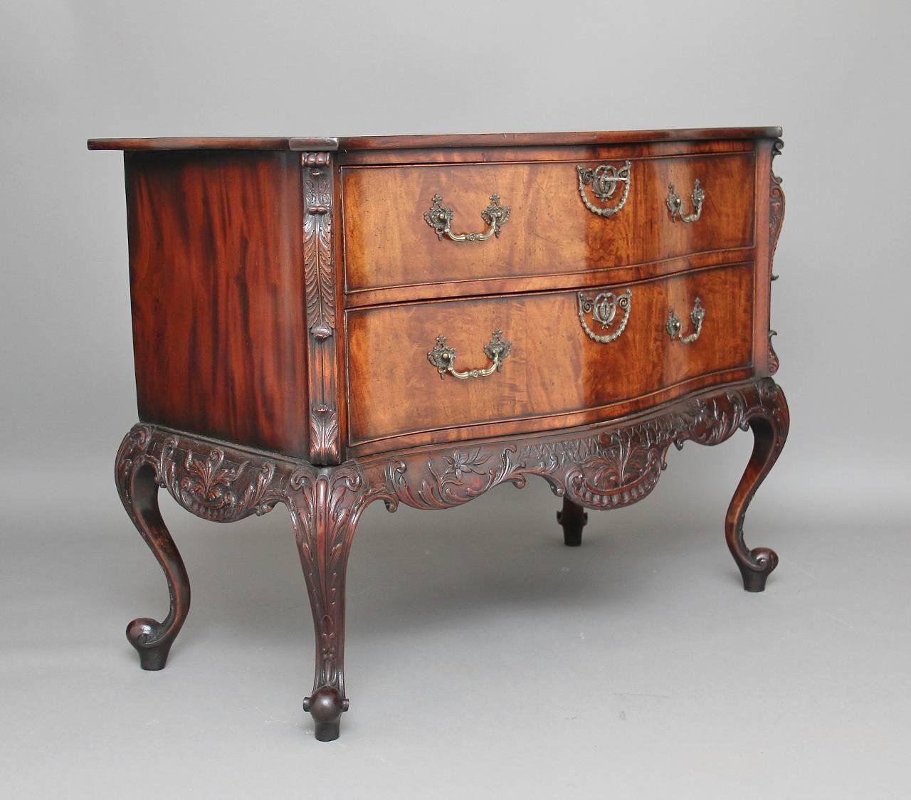 Early 20th Century Mahogany Serpentine Commode 3