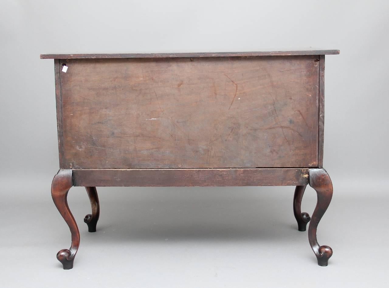 Early 20th Century Mahogany Serpentine Commode 5