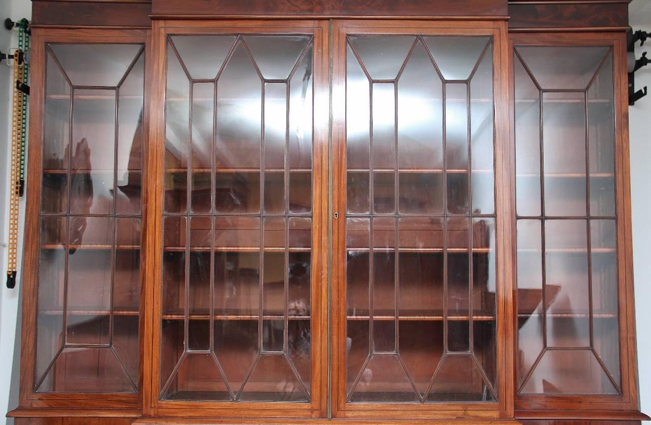 19th Century Mahogany Breakfront Bookcase In Good Condition In Martlesham, GB