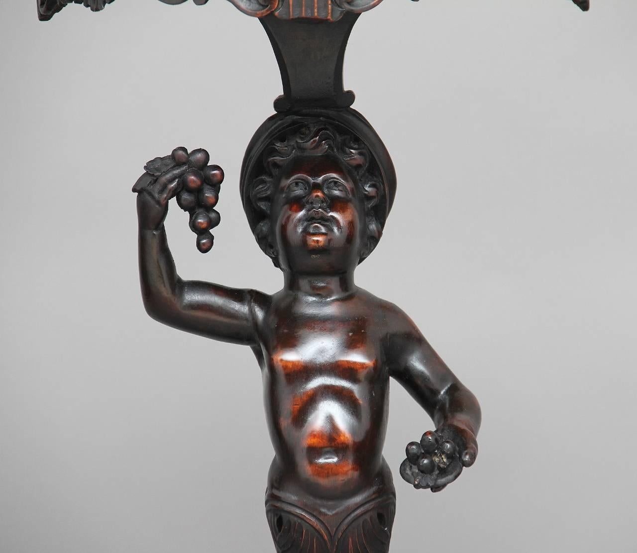 Torchère italienne du 19ème siècle en noyer sculpté en vente 3