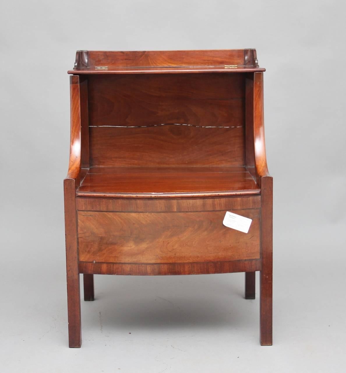 Early 19th Century Mahogany Bedside Cupboard For Sale 1