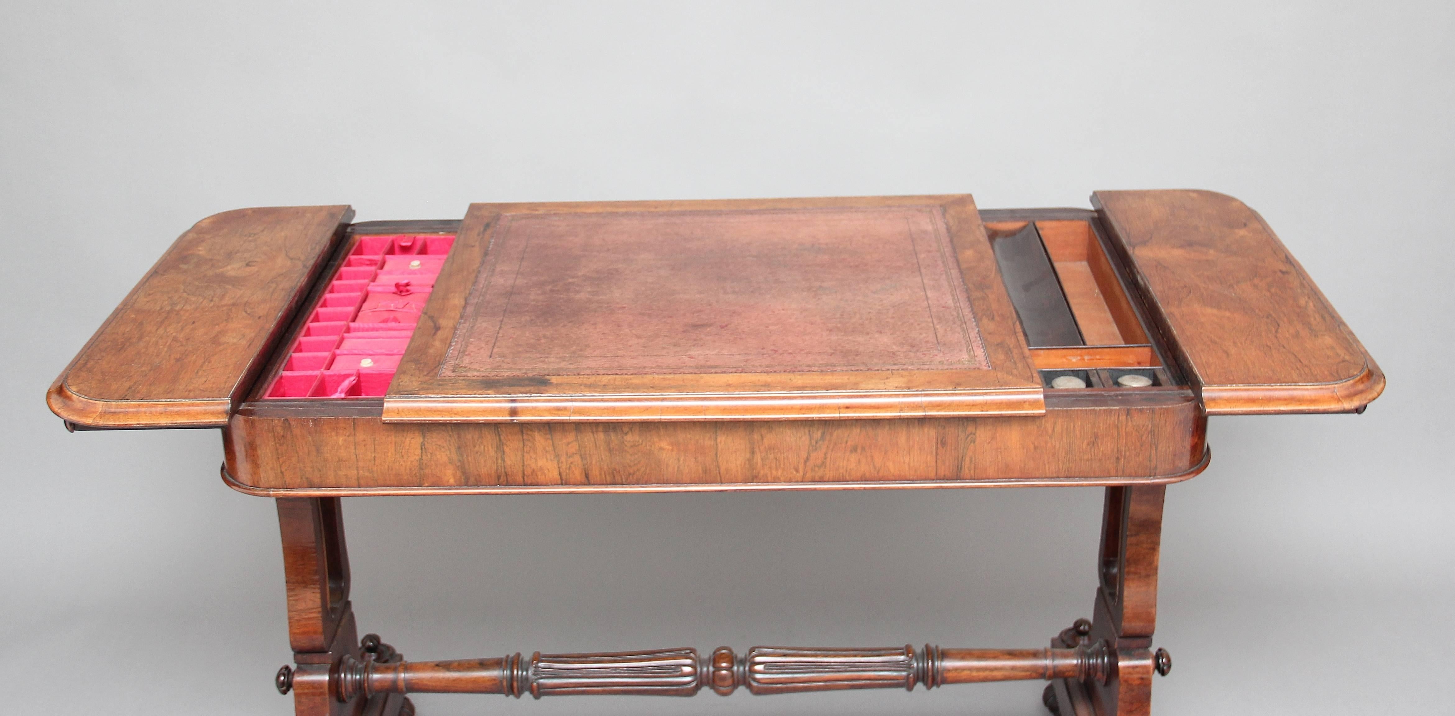 Table à écrire en bois de rose du XIXe siècle en vente 5