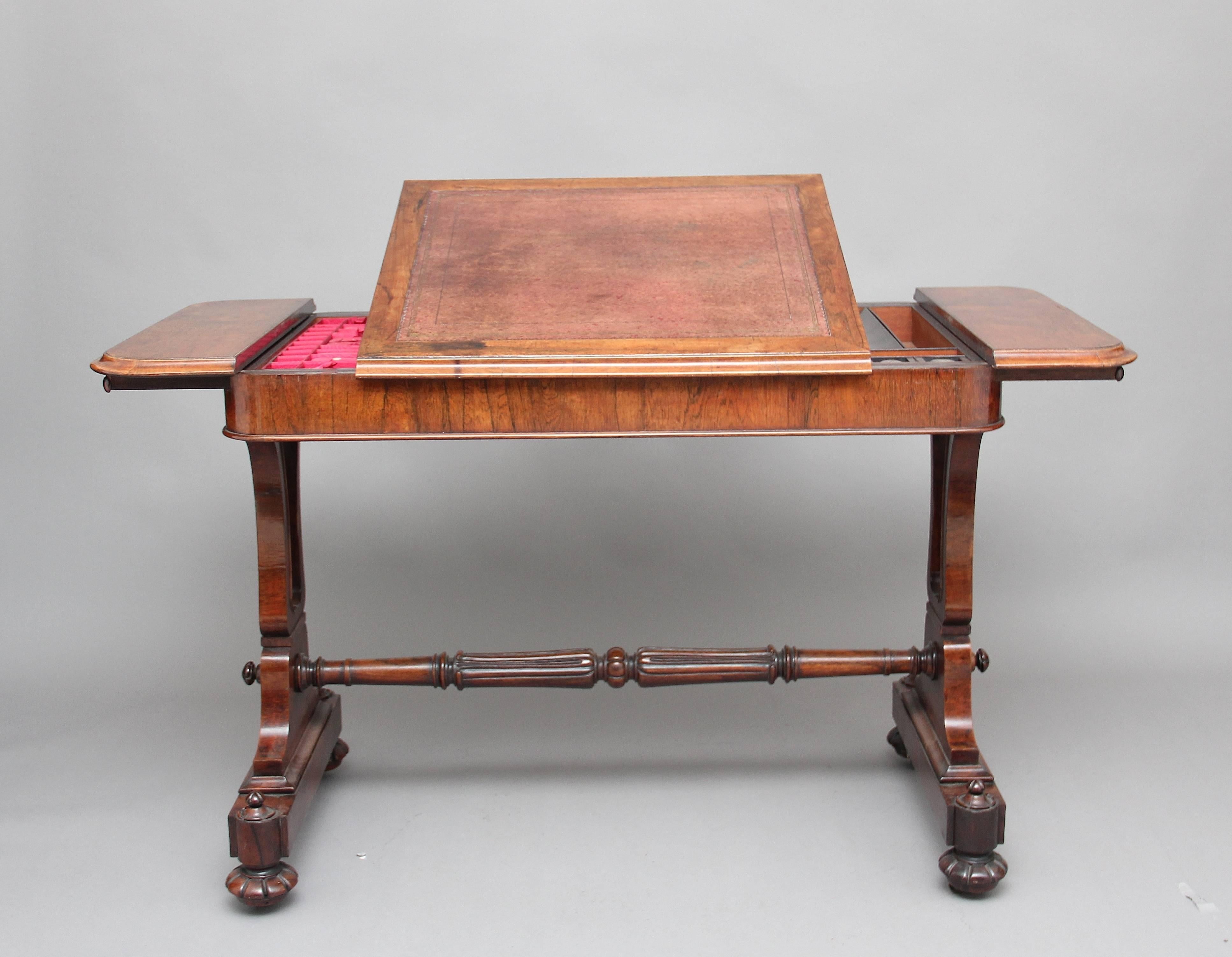 Table à écrire en bois de rose du XIXe siècle en vente 4