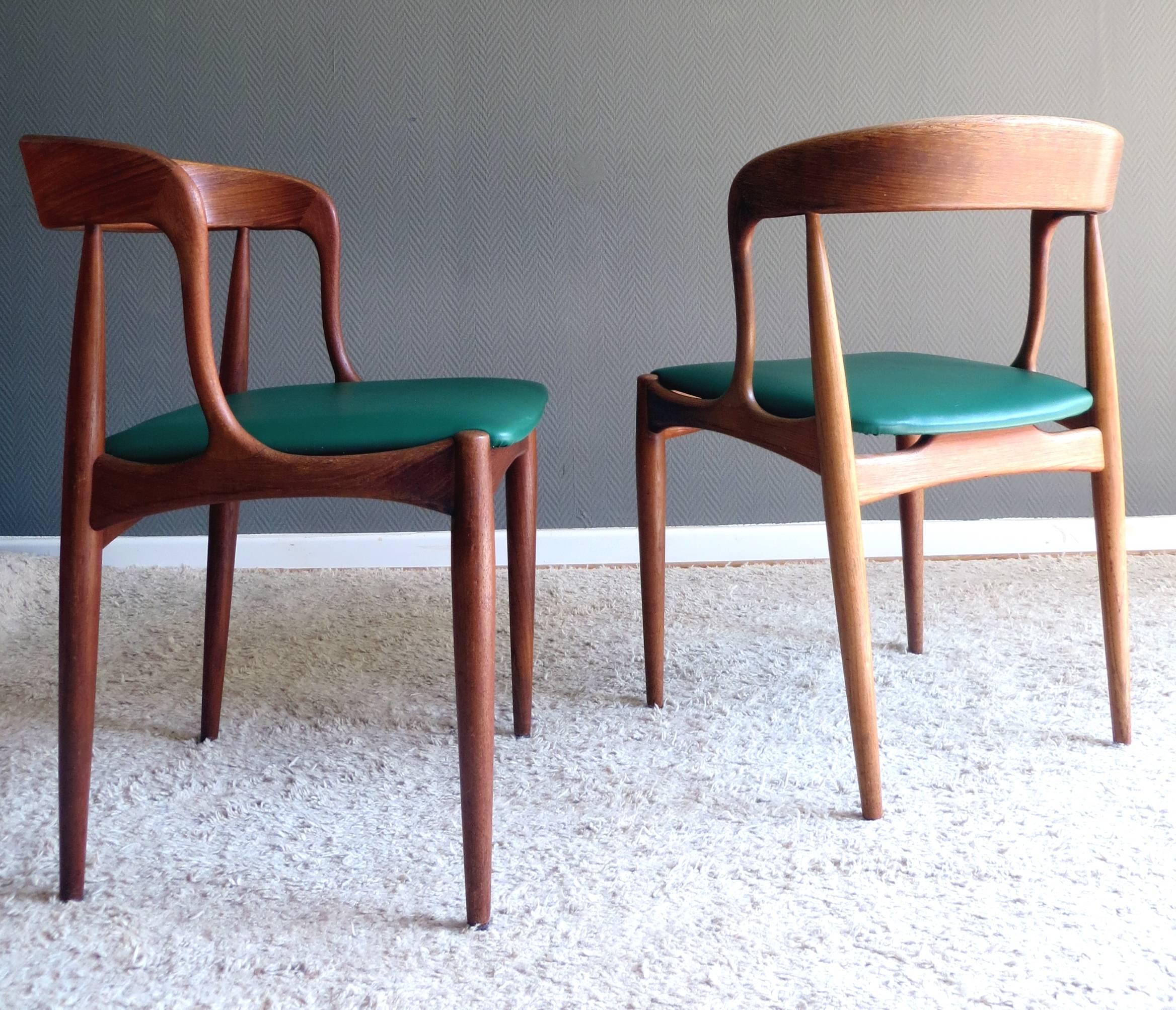 Danish Scandinavian Modern Designclassics chairs from the Mid Century in highest quality from the renowned cabinetmaker Uldum Mobelfabrik model 16 by the coveted designer Johannes Andersen. 
Special features are the organic sculptural shaped solid