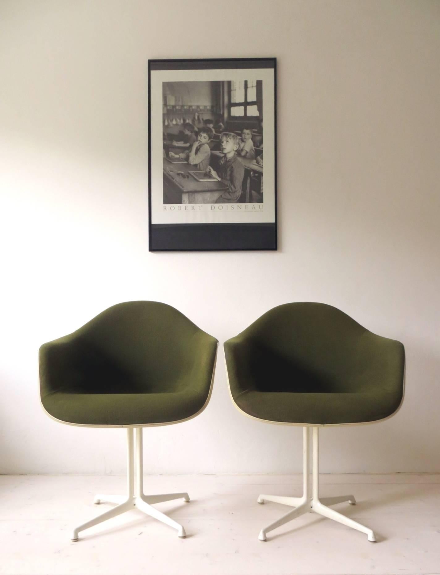 Original early and rare 1960s Herman Miller armchairs with La Fonda Leg - aluminum base with four parallel strings - which designed by Girard and Charles Eames in 1961 for the legendary New York restaurant La Fonda de Sol. The shell is made of