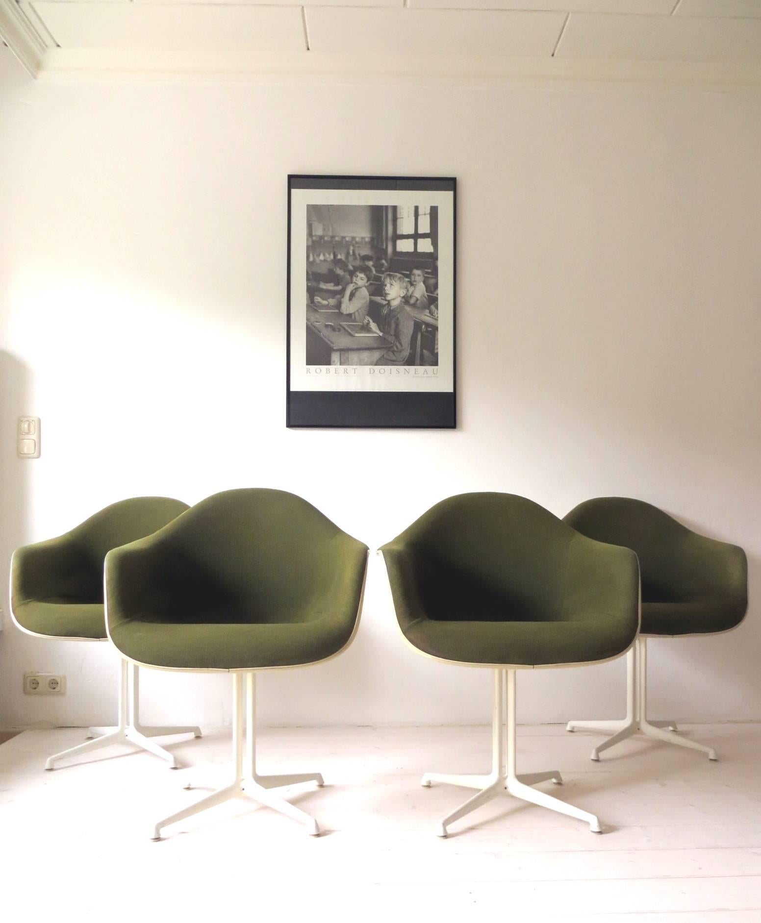 Original early and rare 1960s Herman Miller armchairs with La Fonda Leg, aluminium base with four parallel strings, which designed by Girard and Charles Eames in 1961 for the legendary New York restaurant La Fonda de Sol. The shell is made of