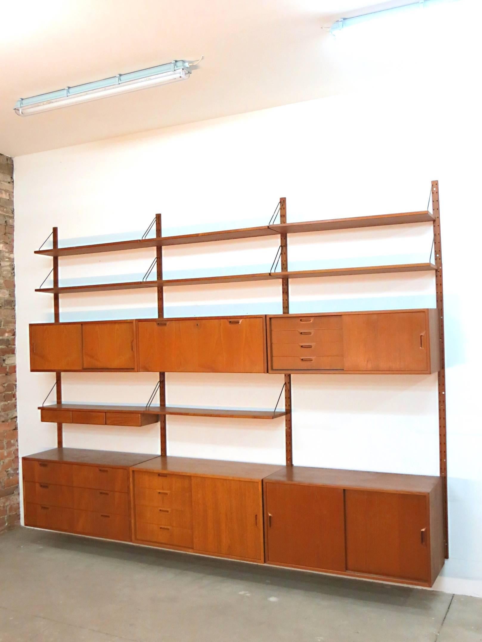 This Danish midcentury vintage jewel was designed in the early 1960s by the often praised Danish designer Sven Ellekaer for Albert Hansen in Denmark.
The particularities of this modular wall unit are the multiple storage capacity which can placed