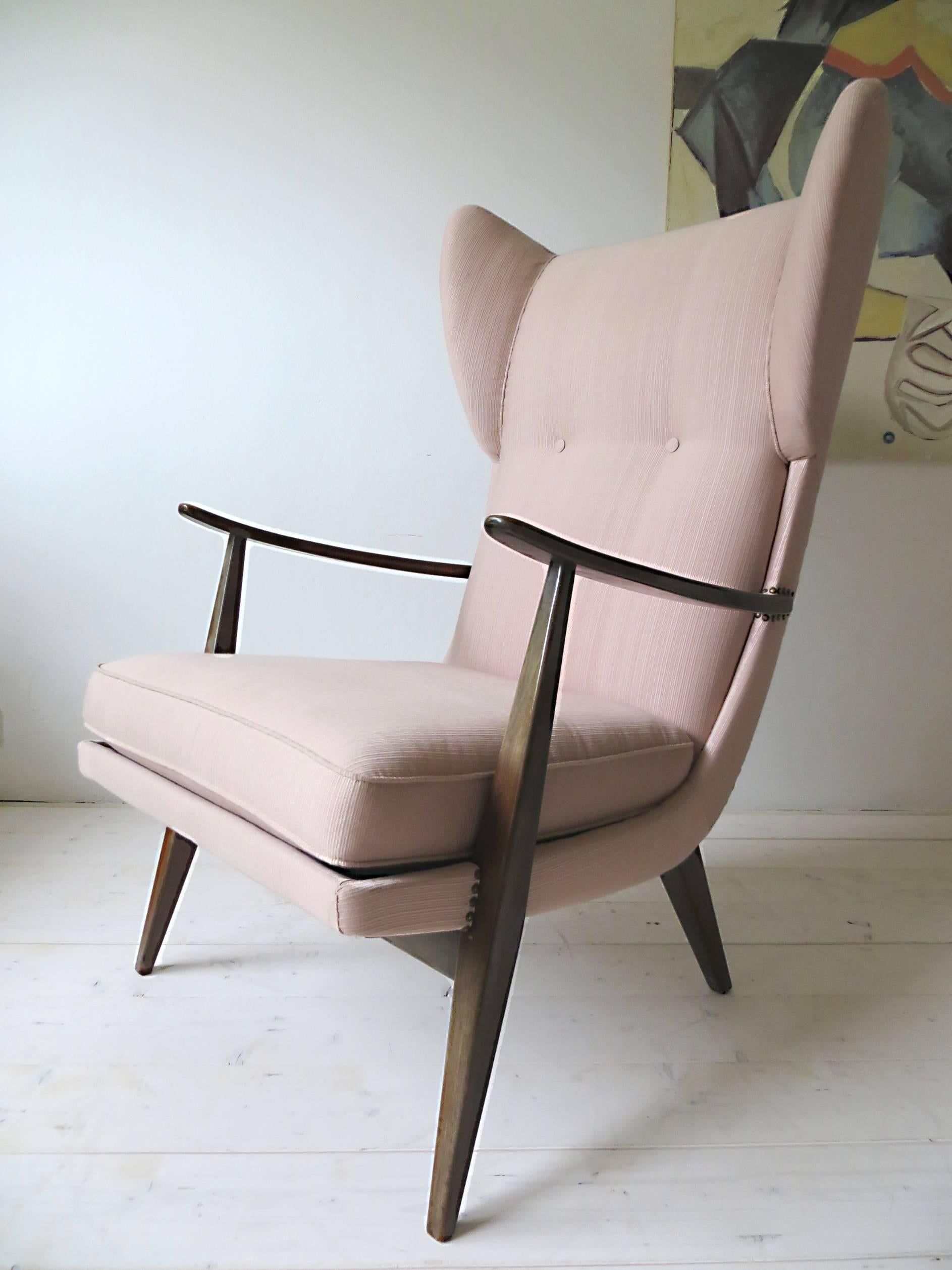 This gorgeous organically shape Wingback Armchair designed in the early 1950s by Walter Knoll for Knoll Germany.
More particularities are the first class quality, the very comfortable comfort and the solid wood frame perfect rounded with the