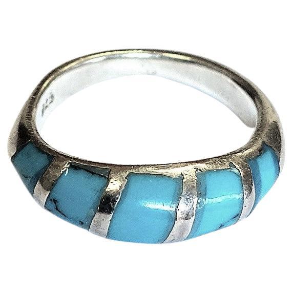 A beautiful vintage blue and silver colored ring from the 1960s Scandinavia. The ring has a beautiful sectioned clear blue stone with black patterns fitted into a base of silver. Marked with 925.
Inner diameter is 17 mm, thickness of ring 6 mm.