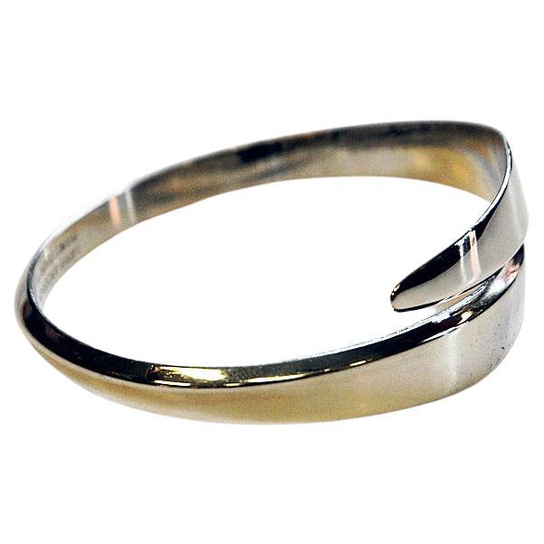 Lovely and classic modernist style sterling silver bangle bracelet by David Andersen, Norway 1960s. The armring can be adjust to fit any preference you wish and are suitable for both everyday use and parties. Very good vintage condition.
Fully