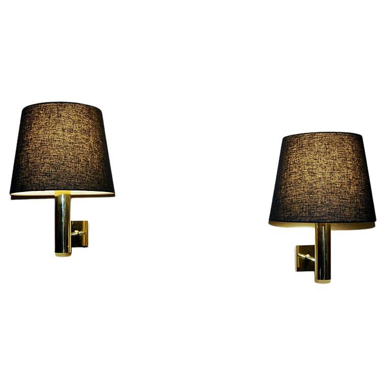 An elegant classic brass pair of mid-century wall lamps model 7343 made by Arnulf Bjørnshol for Høvik Verk in Norway 1970s. Wall lamps that are lovely for any room - as a pair or as single lamps. Cylindershaped lampholder attached with a brass arm