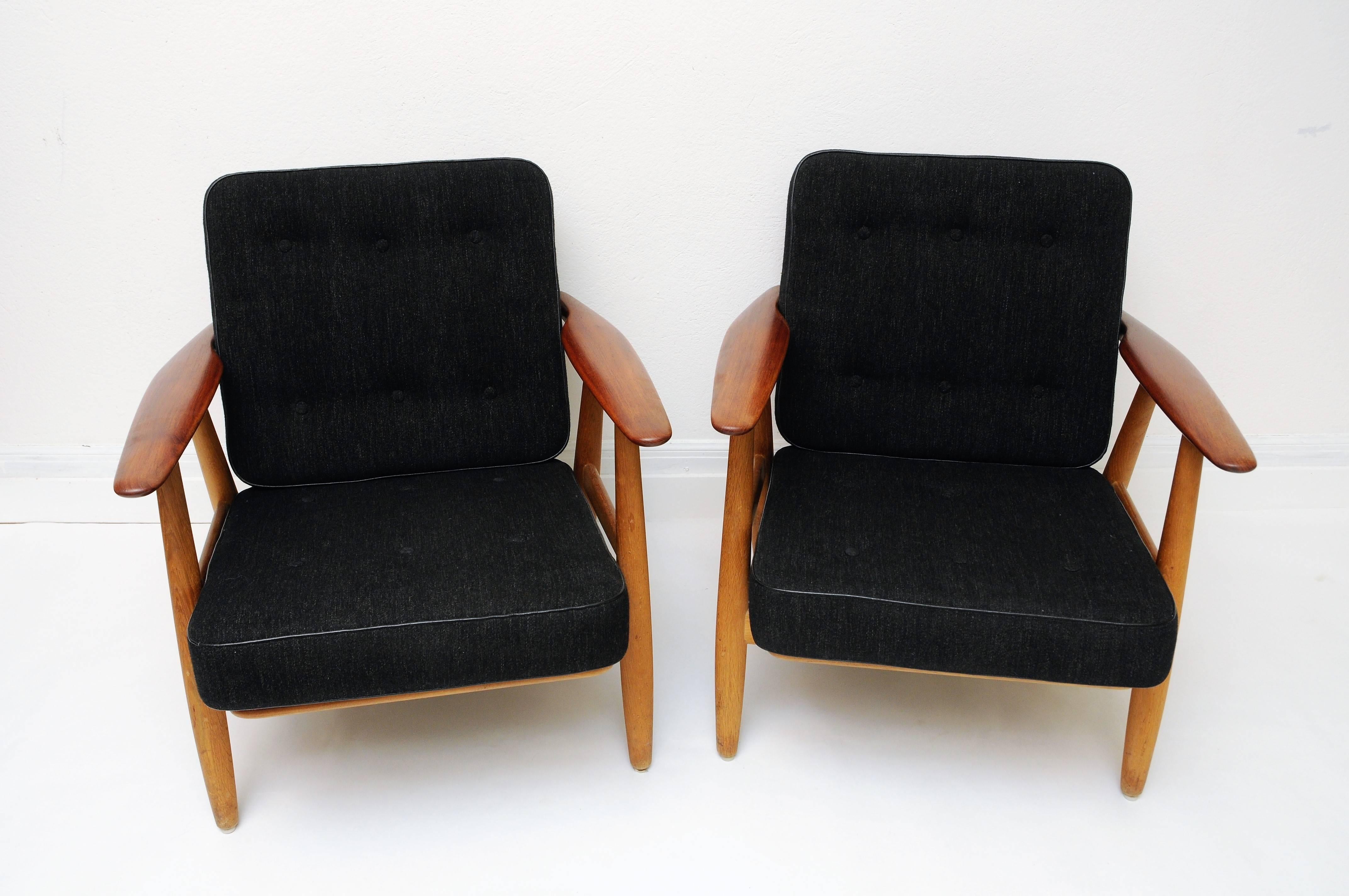 Danish pair of Hans J. Wegner Cigar Armchairs Ge240 from 1960`s for GETAMA In Good Condition In Stockholm, SE