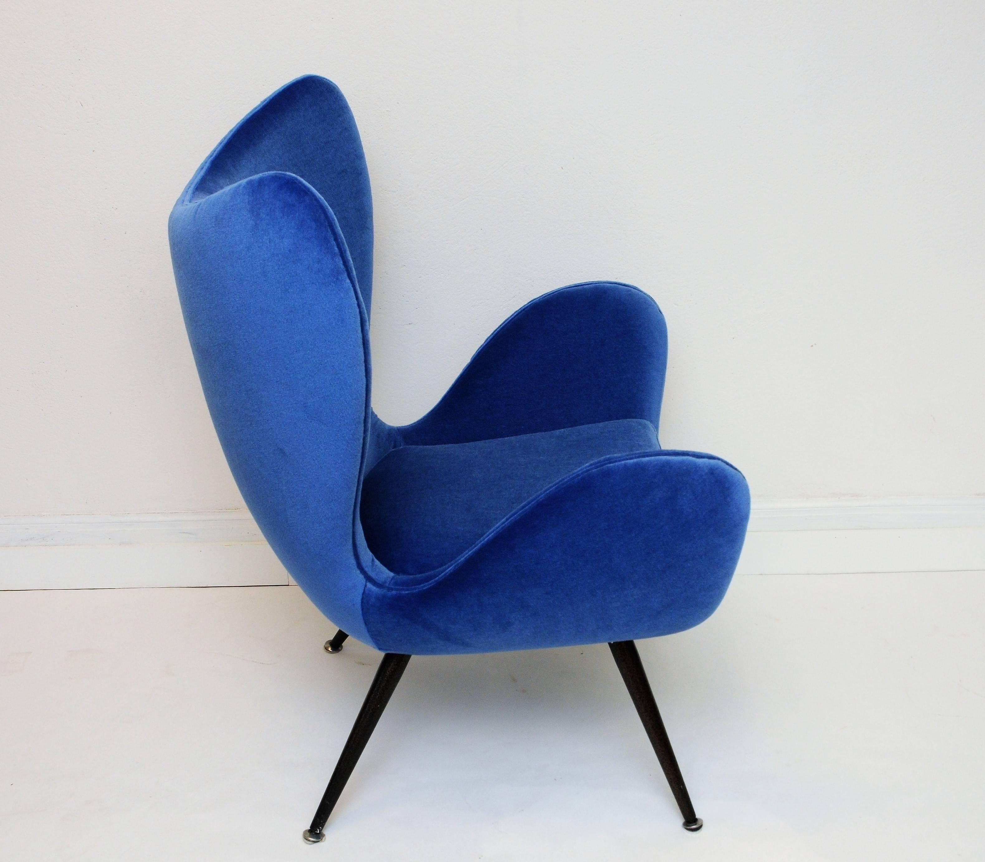Beautiful pair of Blue Velvet Armchairs from the 1960`s Italian Style In Good Condition In Stockholm, SE