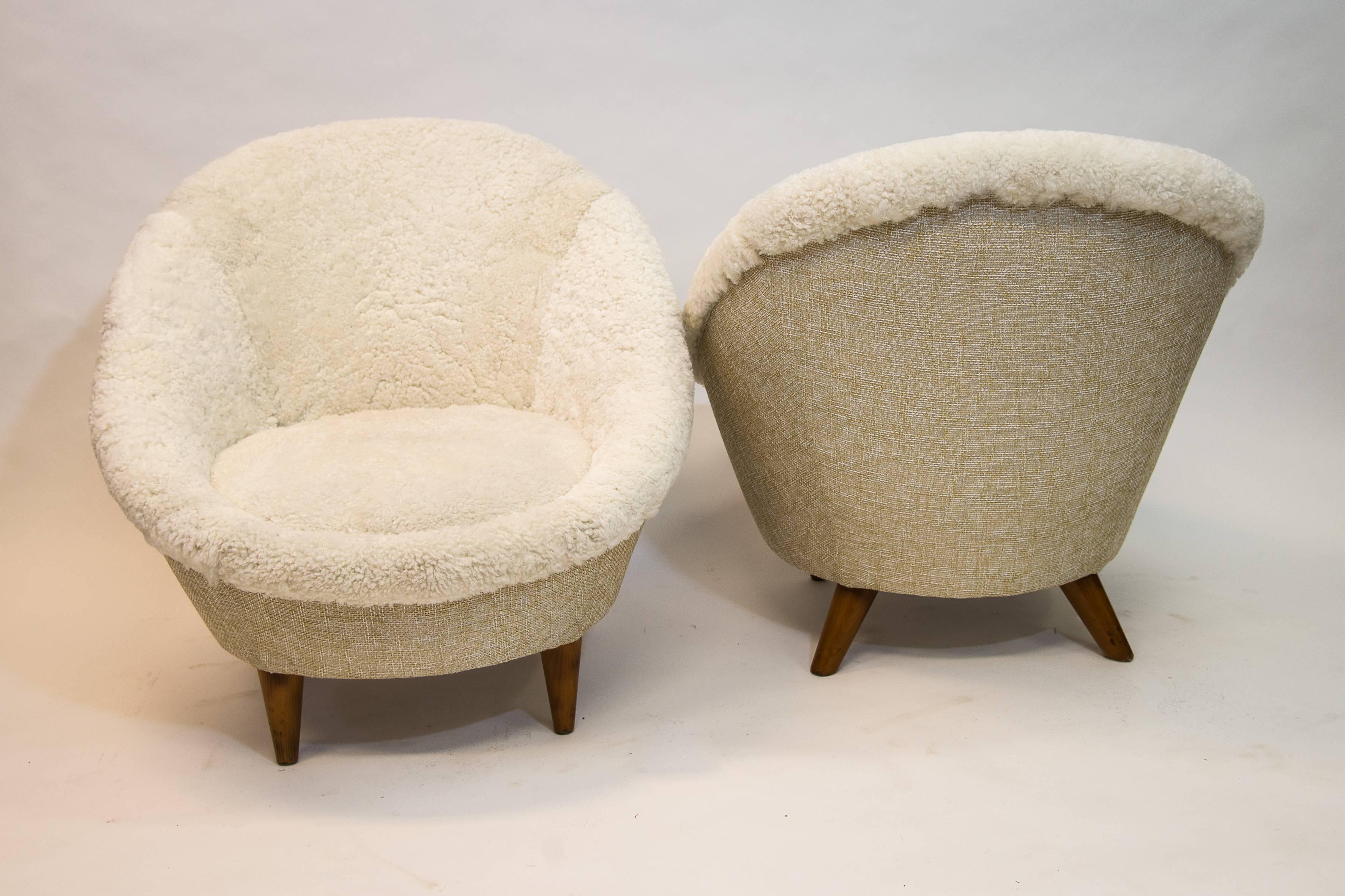 These Florida chairs have a later real white sheep wool upholstry. The Florida chairs were produced between 1954 and 1955. With its seat shape like a tub they are very unique. With wooden teak legs.