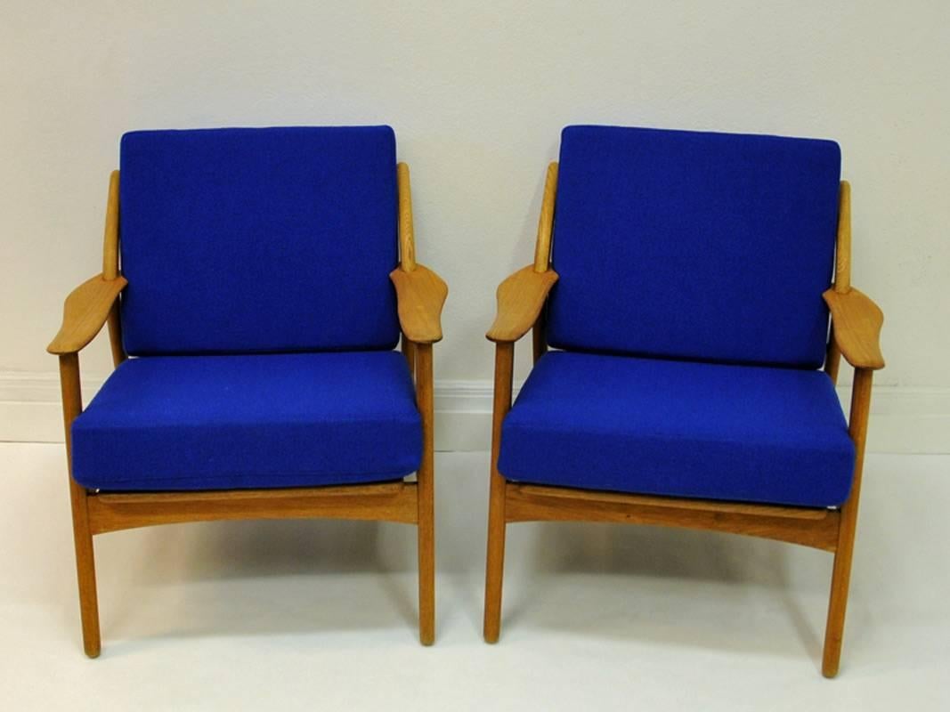 A pair of Teak armchairs designed by Niels Koefoed and produced by Koefoed Hornslet. The armchairs have a clear blue new fabric upholstery (fabric from Gudbrandsdalen Uldvarefabrikk item Hallingdal 65, nr 750 designed by Nanna Ditzel). Nice curved