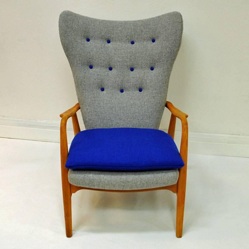 Easy chair designed by Madsen & Schubell and produced by Vik & Blindheim in the 1950s, Norway. New upholstery in grey with navy blue buttons and seat cushion (fabric from Gudbrandsdalen Uldvarefabrikk Hallingdal 65 grey nr 130, designed by Nanna