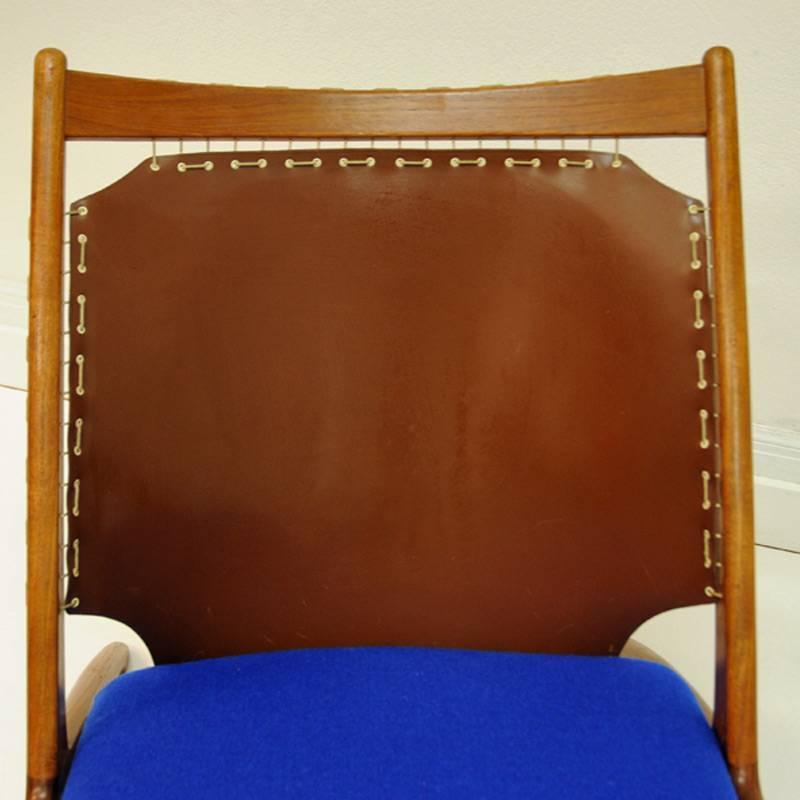 This special and highly collectable chair comes from Norwegian designer Fredrik Kayser and was designed for Rastad & Relling, produced by Gustav Bahus in 1956. The frame is made of teak with leatherback and a new seat cushion upholstered in blue