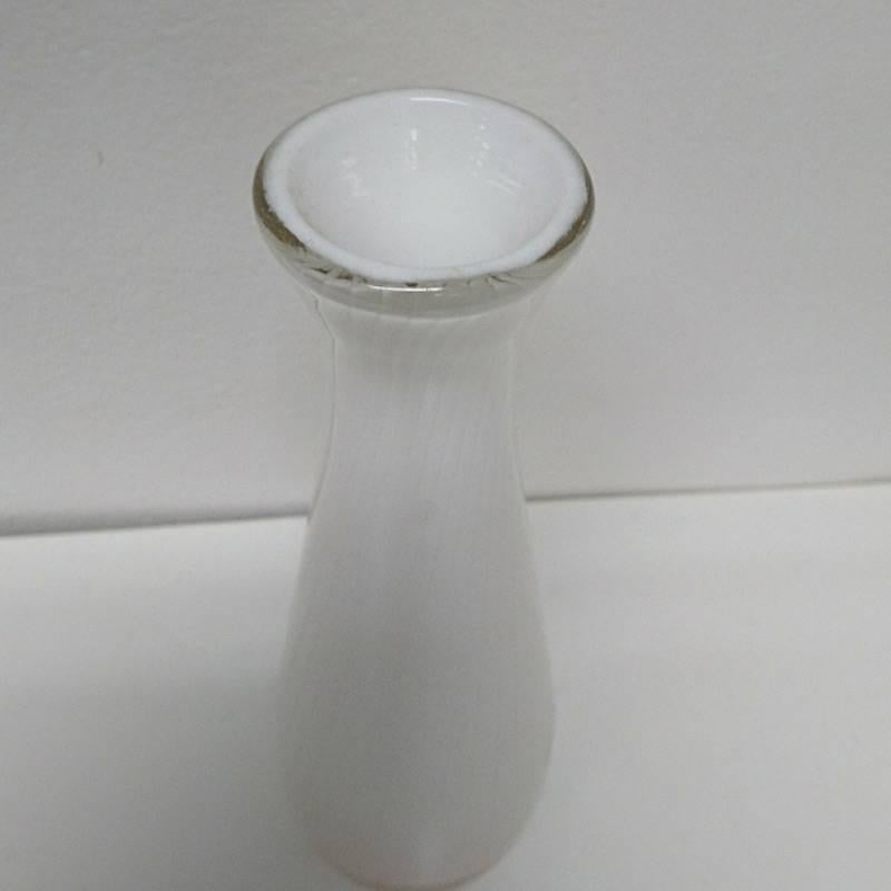 Milieu du XXe siècle Vase en verre blanc vintage Ariel par Hermann Bongard, Norvège, 1956 en vente