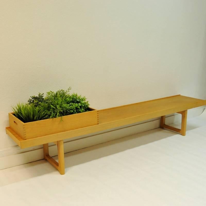 Nice Krobobench in oak by Torbjørn Afdal. Tegnekontoret Bruksbo A/S. Measures: L 2 m x H 34 cm x D 37 cm. Additional flower case is included. Produced, circa 1960s.

Torbjørn Afdal was one of the leading designers at Bruksbo Tegnekontorer and in