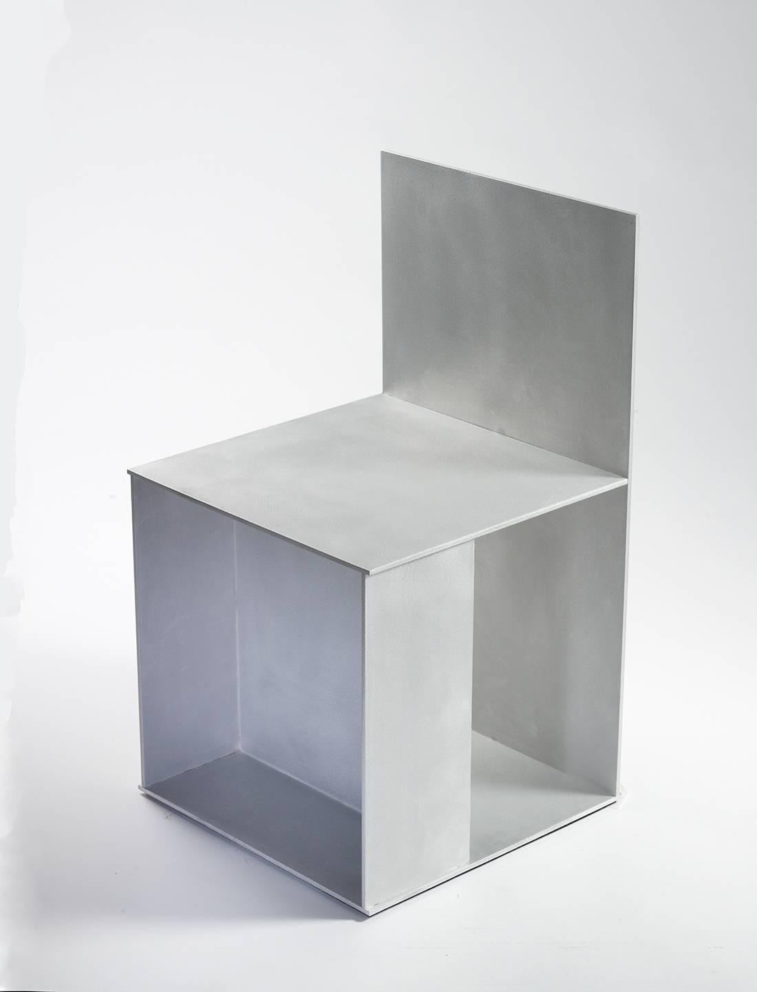Minimalistischer Beistellstuhl aus 0,25 Zoll dickem Aluminiumblech, Teil eines Soloprojekts mit neun Variationen in der Mondo Cane Gallery im Jahr 2011. Digital geschnittene Aluminiumplatten werden mit vertieften, glatt geschliffenen Schweißnähten