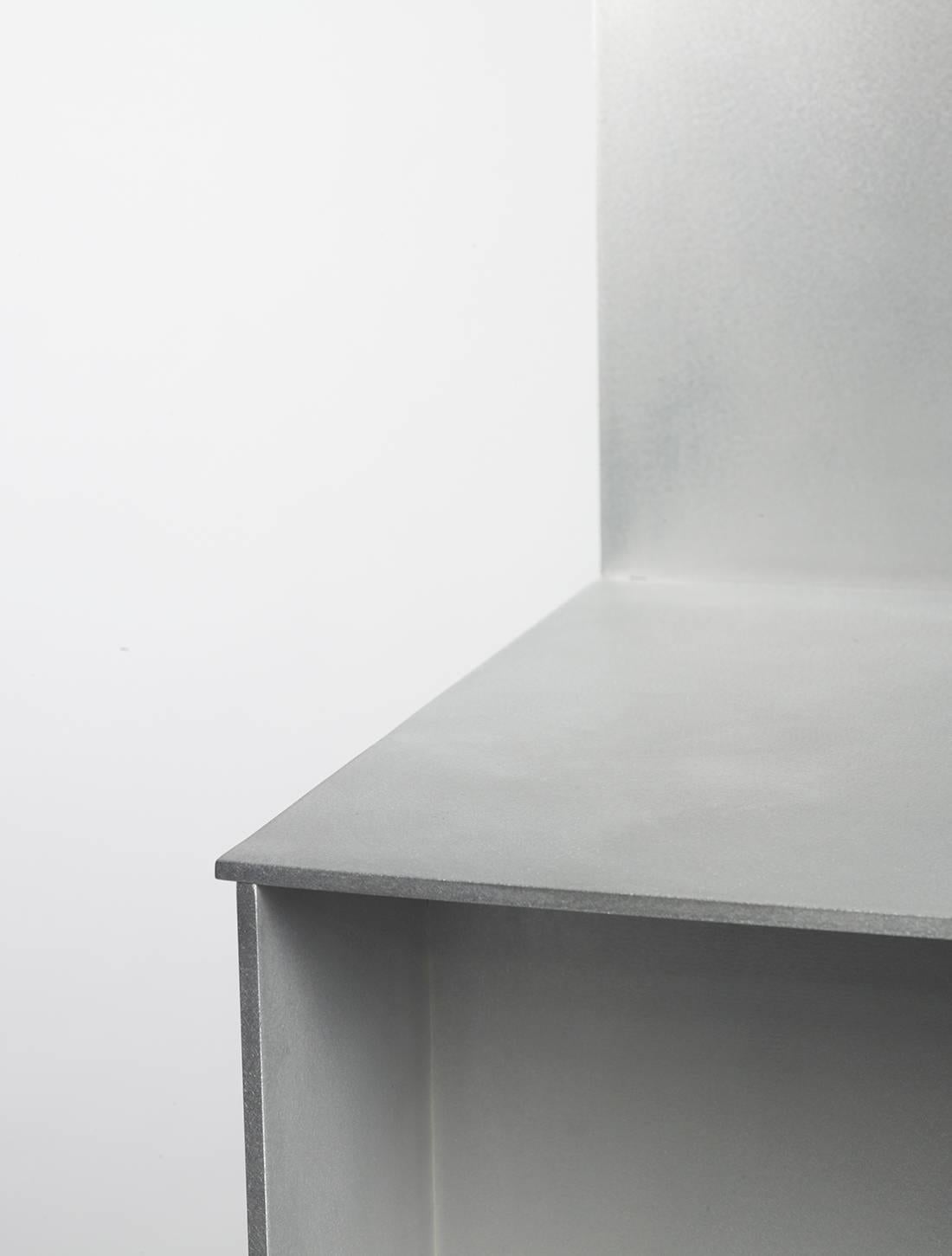 Chaise d'appoint Hall en plaque d'aluminium ciré et poli de Jonathan Nesci Neuf - En vente à Columbus, IN