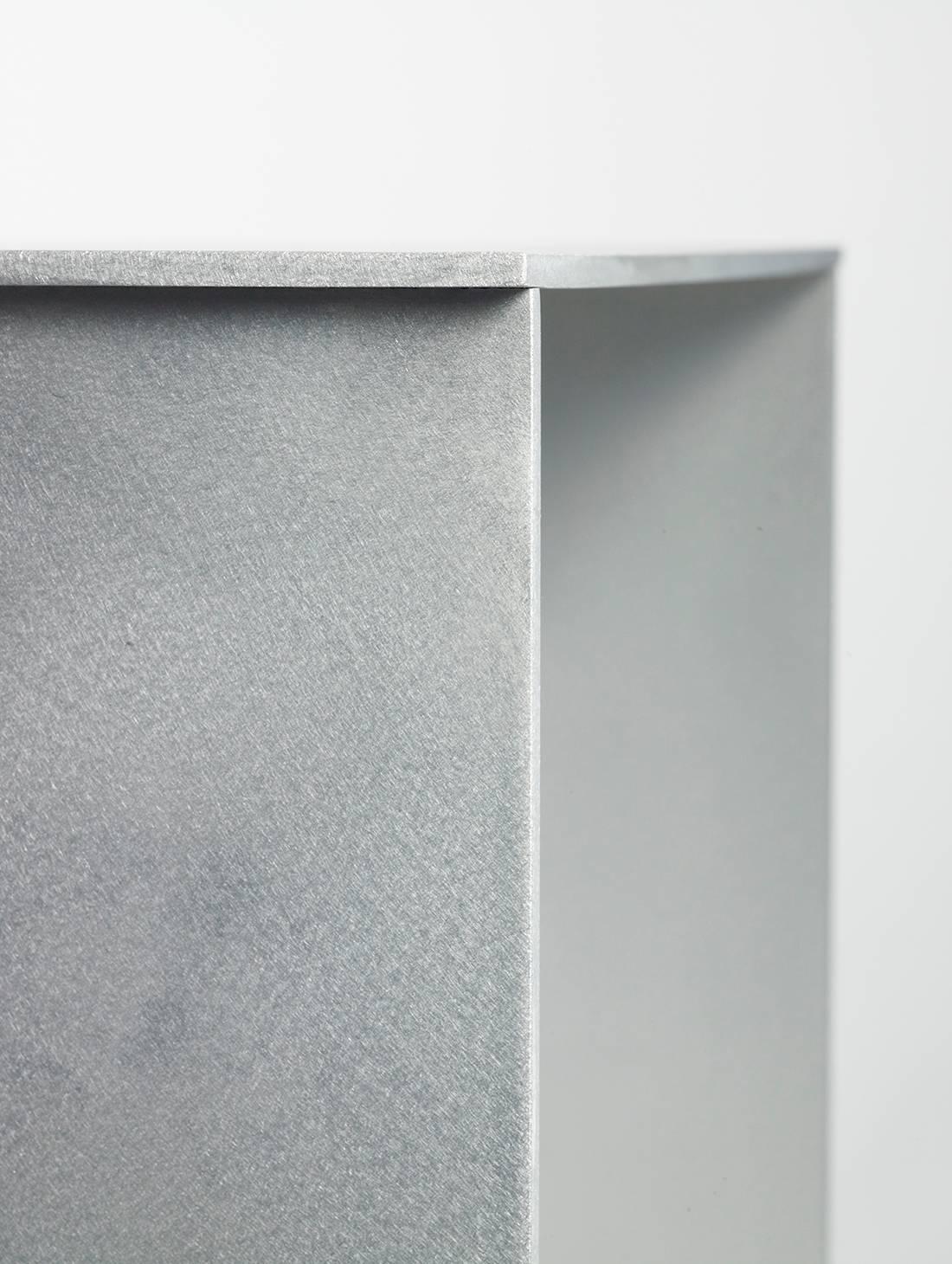 Aluminium Chaise d'appoint Hall en plaque d'aluminium ciré et poli de Jonathan Nesci en vente