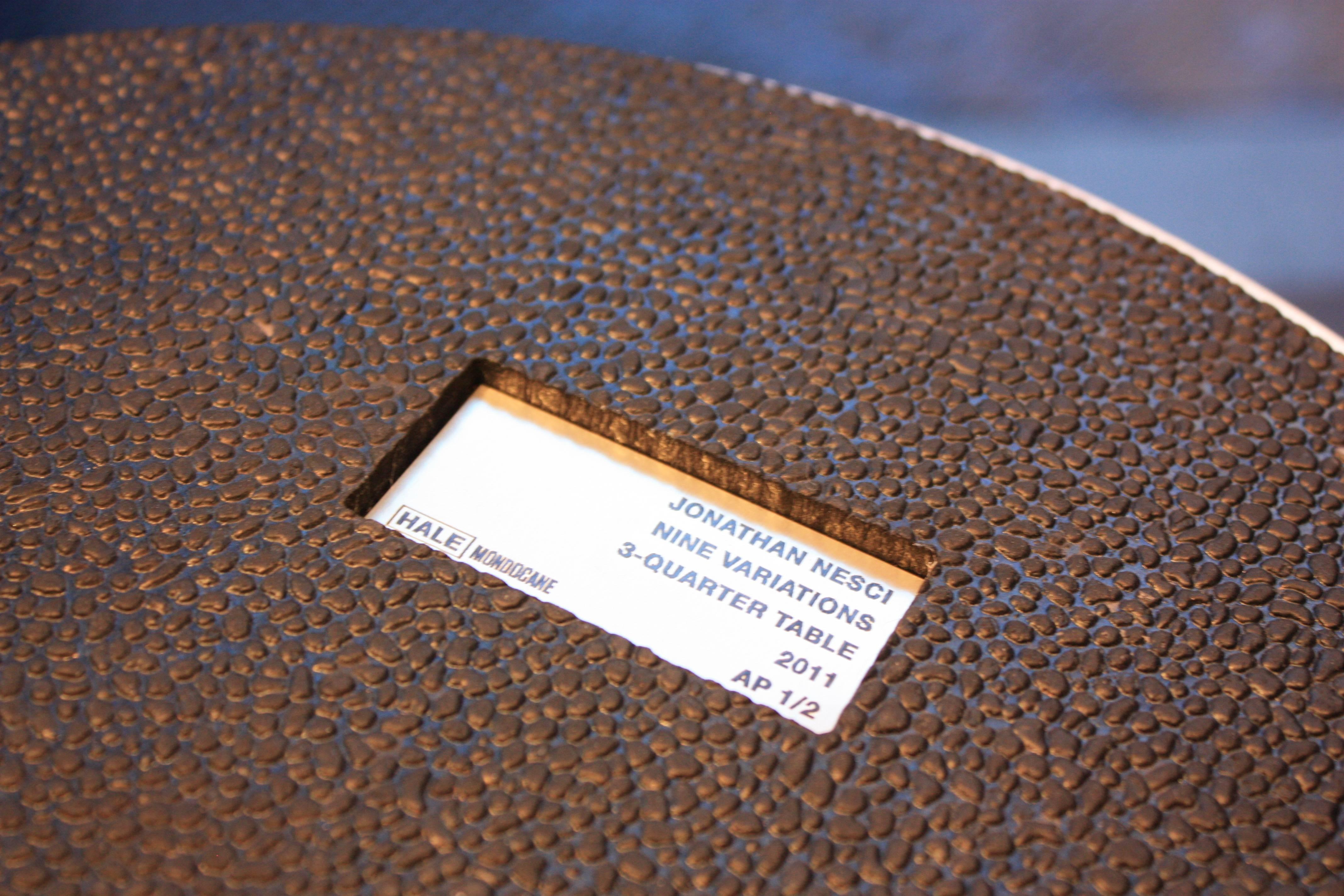 Dreiviertel-Beistelltisch aus gewachstem Aluminiumblech von Jonathan Nesci im Zustand „Neu“ im Angebot in Columbus, IN