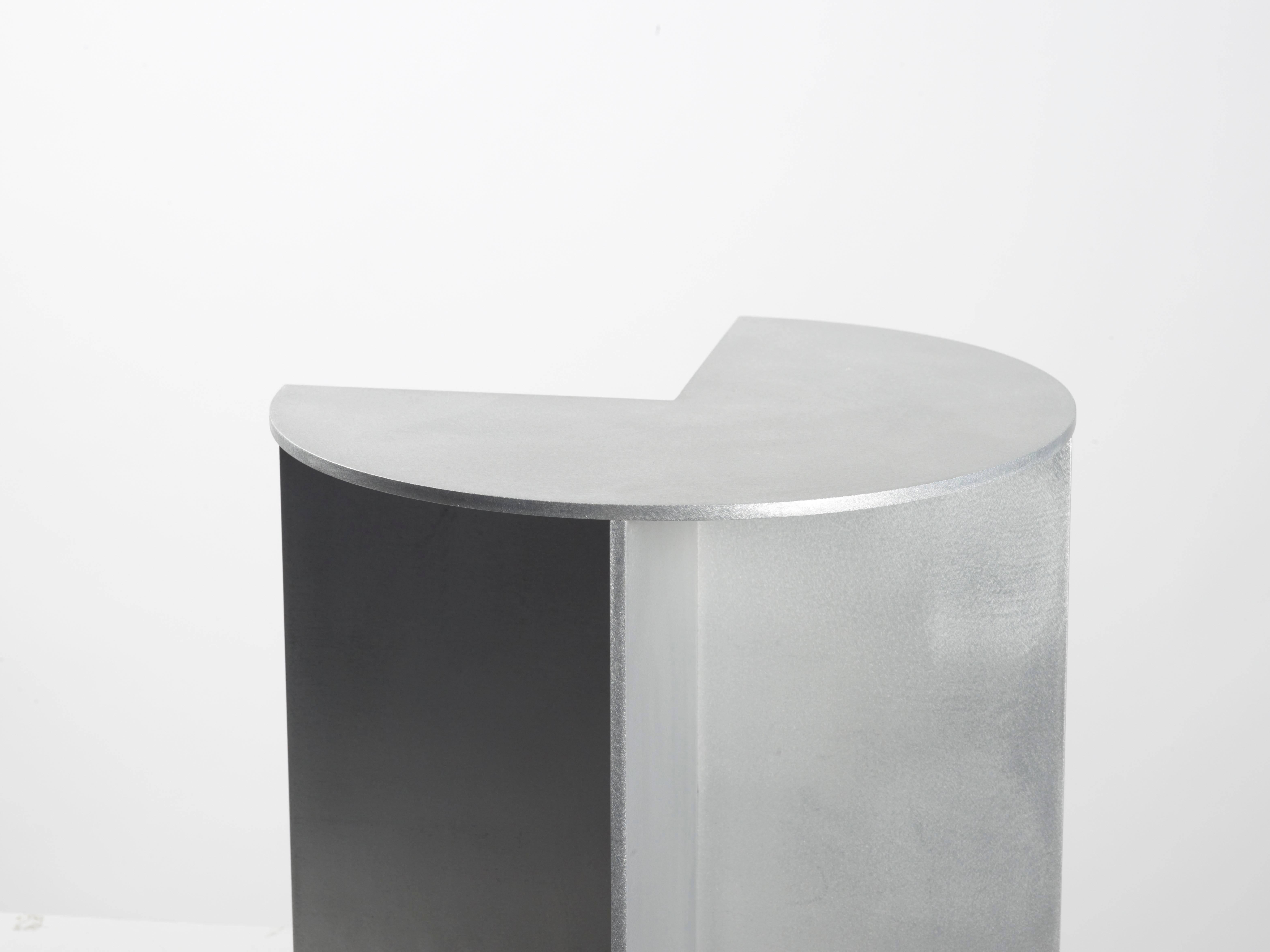 Dreiviertel-Beistelltisch aus gewachstem Aluminiumblech von Jonathan Nesci (Minimalistisch) im Angebot