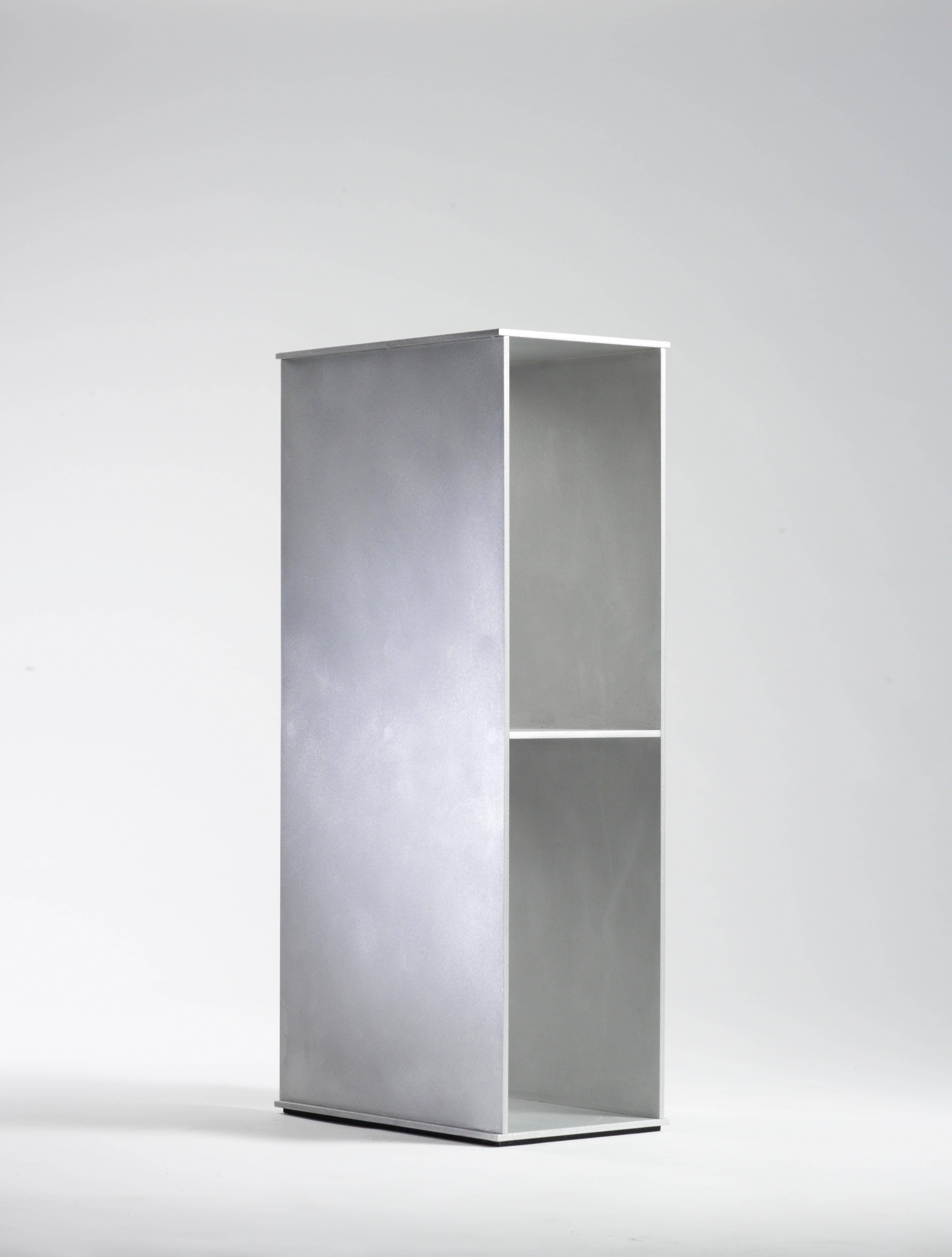 2G Bodenregal aus 0,25 Zoll dickem Aluminiumblech, Teil der Einzelausstellung nine variations in der Mondo Cane Gallery im Jahr 2011. Digital geschnittene Aluminiumplatten werden mit vertieften, glatt geschliffenen Schweißnähten miteinander